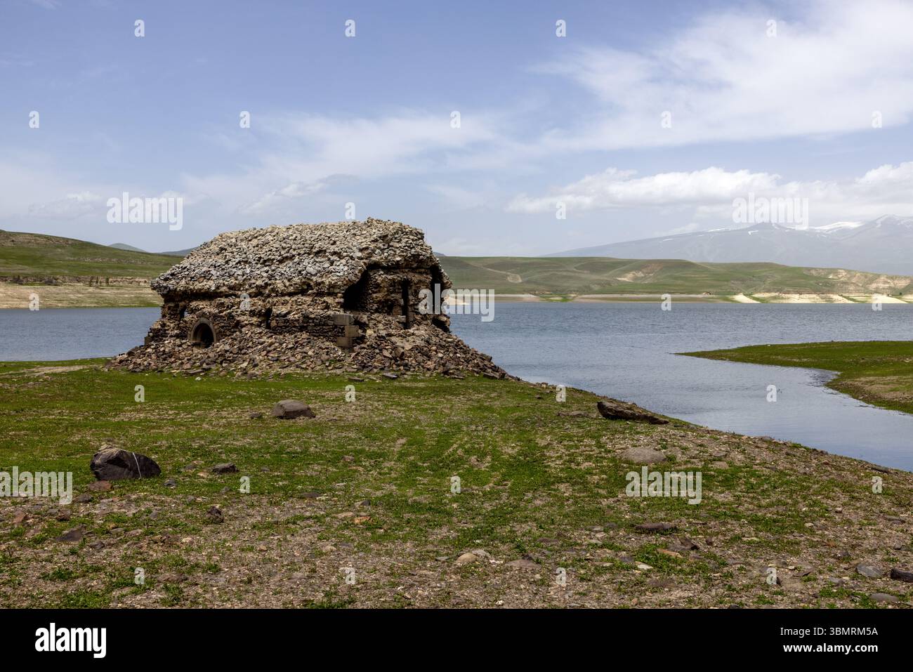 Eine Kirche aus dem 16. Jahrhundert, die teilweise im Wasser des Tolors Reservoir untergetaucht ist, bildet ein einzigartiges und atmosphärisches Wahrzeichen in Syunik. Stockfoto