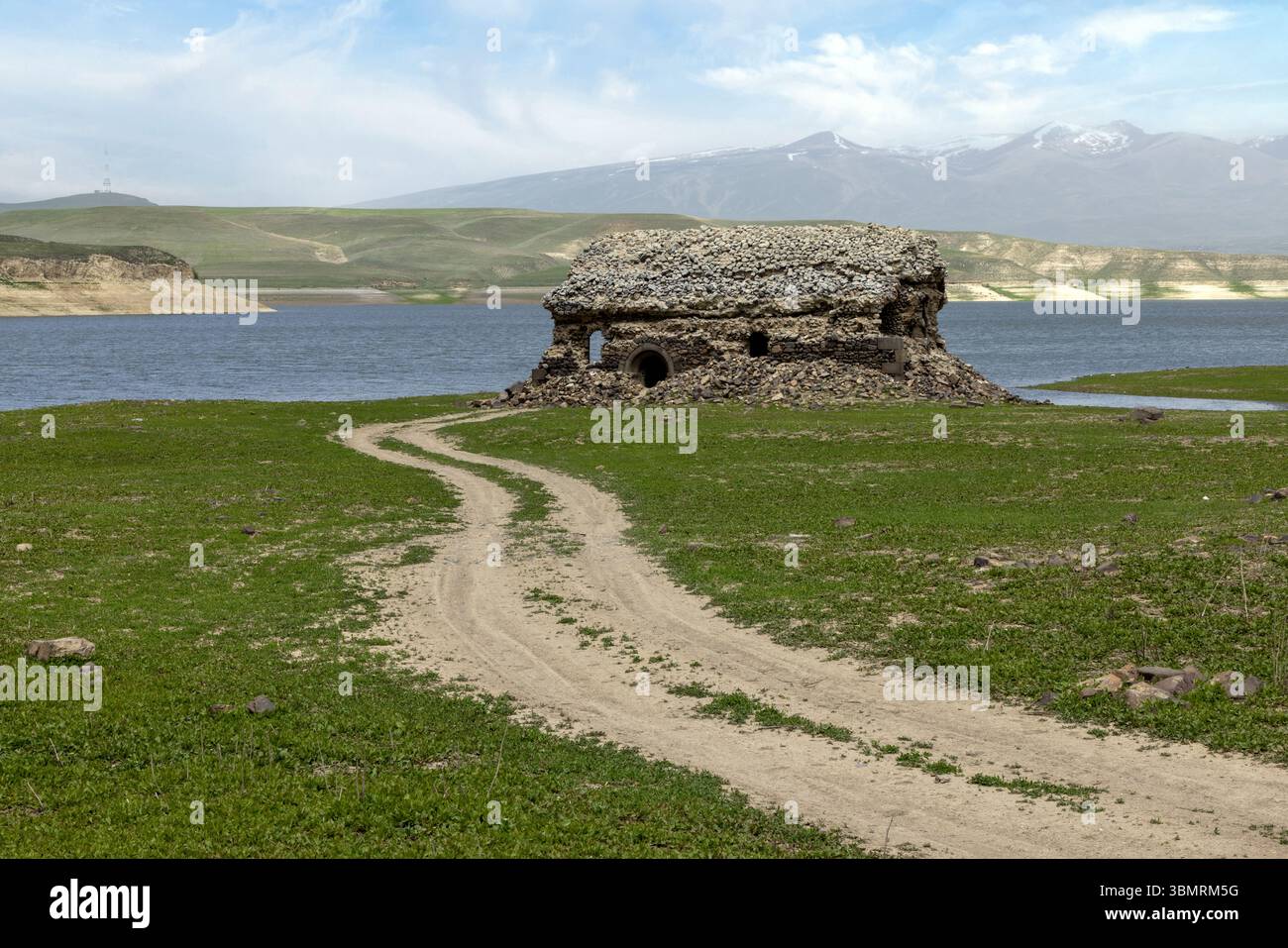 Eine Kirche aus dem 16. Jahrhundert, die teilweise im Wasser des Tolors Reservoir untergetaucht ist, bildet ein einzigartiges und atmosphärisches Wahrzeichen in Syunik. Stockfoto