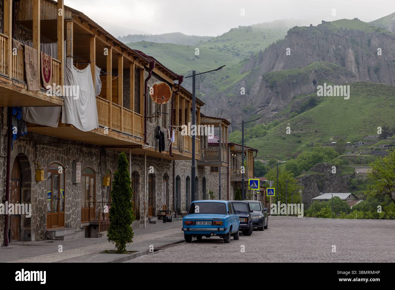 Die einzigartige, mit Steinen bewaldete Landschaft von Goris, wo alte Höhlenhäuser in pyramidenartige Felsformationen in der Provinz Syunik gehauen sind. Stockfoto