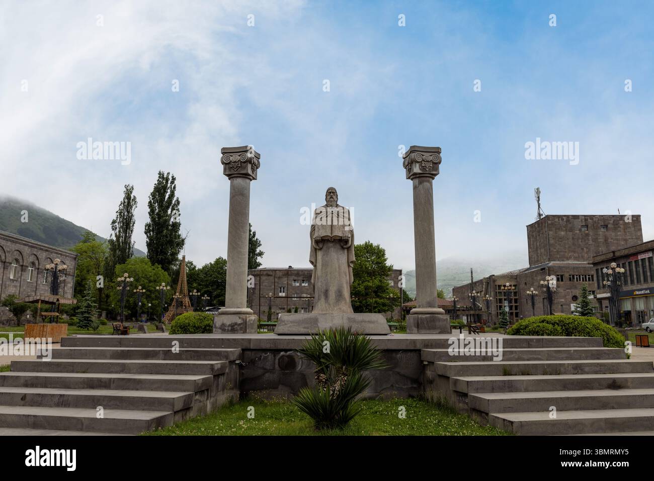 Die einzigartige, mit Steinen bewaldete Landschaft von Goris, wo alte Höhlenhäuser in pyramidenartige Felsformationen in der Provinz Syunik gehauen sind. Stockfoto