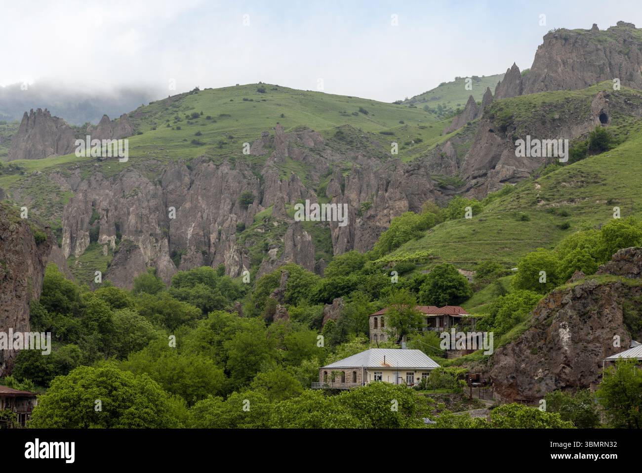 Die einzigartige, mit Steinen bewaldete Landschaft von Goris, wo alte Höhlenhäuser in pyramidenartige Felsformationen in der Provinz Syunik gehauen sind. Stockfoto