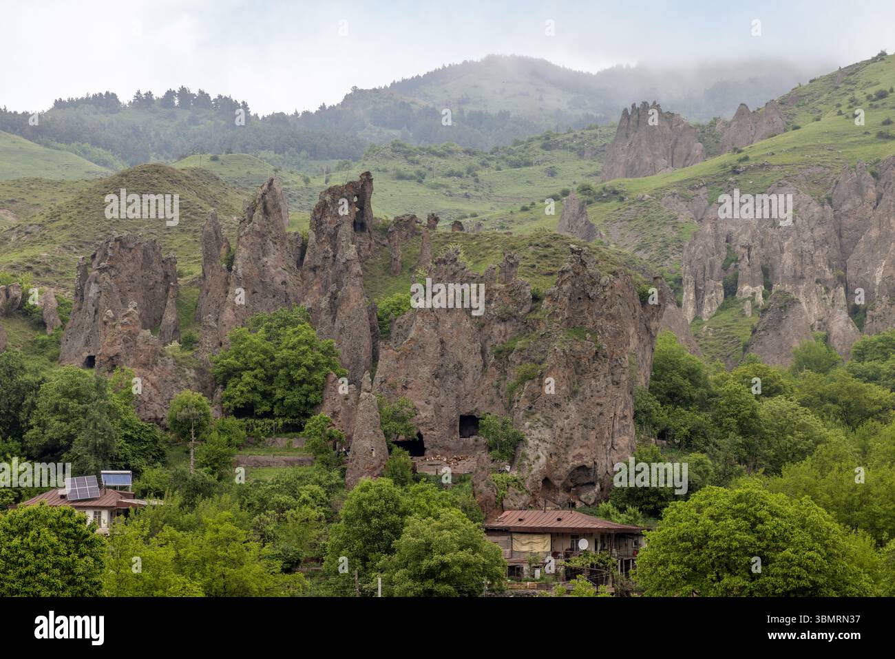 Die einzigartige, mit Steinen bewaldete Landschaft von Goris, wo alte Höhlenhäuser in pyramidenartige Felsformationen in der Provinz Syunik gehauen sind. Stockfoto