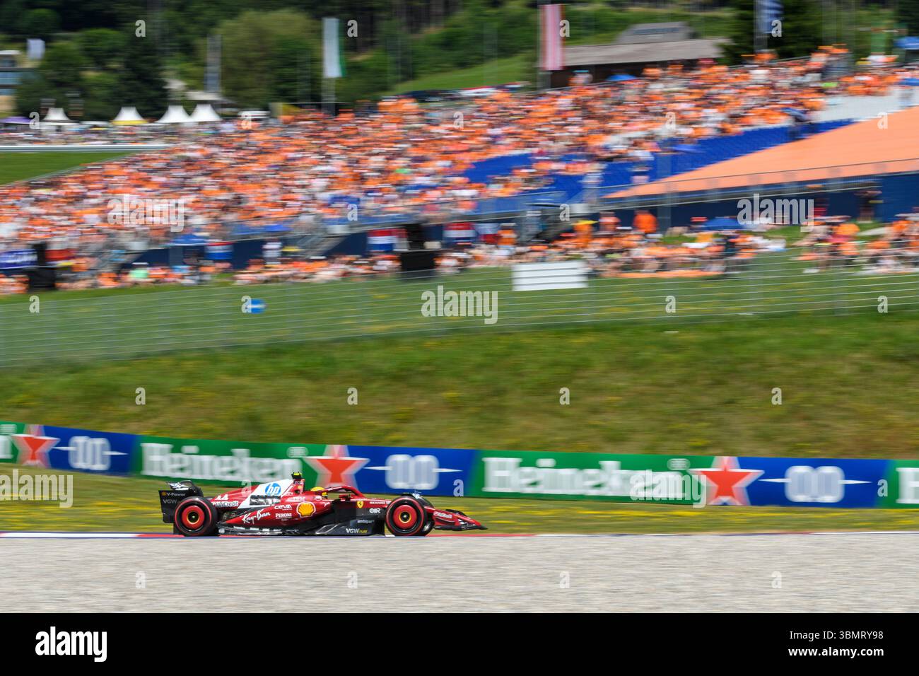 Spielberg, Österreich. Juni 2025. Lewis HAMILTON (GBR) fuhr für Ferrari in Kurve 7 während des Freien Trainings 3 der MSC CRUISES AUSTRIAN GP 2025 auf dem Red Bull Ring in Spielberg (Steiermark, Österreich), 11. Runde der FIA F1 Weltmeisterschaft 2025. Quelle: Riccardo Righetti/Alamy Live News Stockfoto