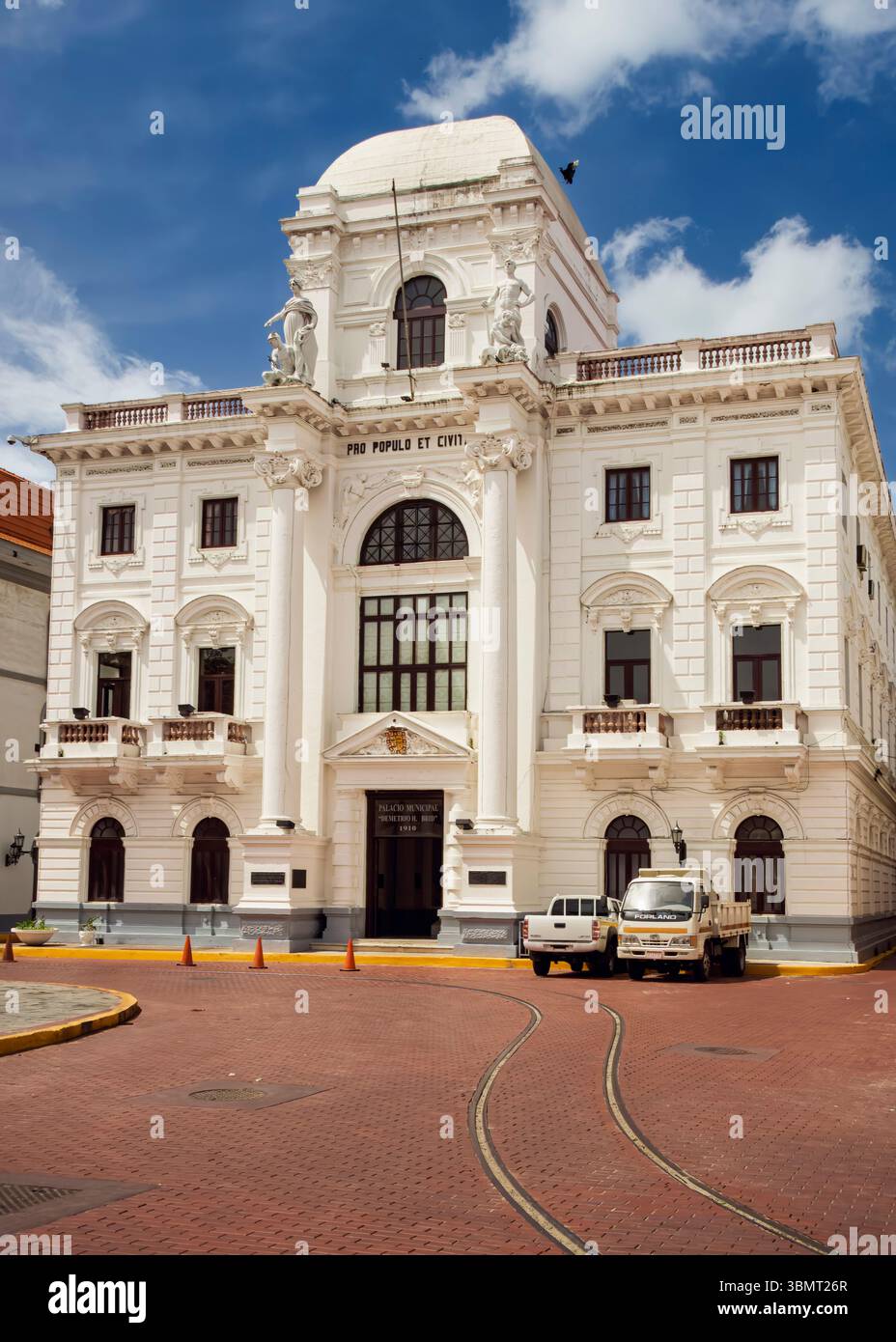 Panama City, Panama, 17. Mai 2014: Panamas architektonischer Chorus: Säulen, Wolken und koloniale Echos in Harmonie Stockfoto