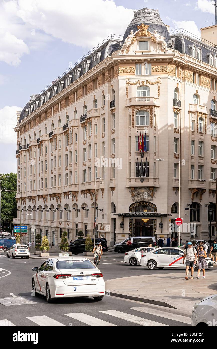 Madrid, Spanien; 20.06.2025: Elegante Fassade des historischen Westin Palace Hotels in Madrid, Spanien, auf der berühmten Carrera de San Jerónimo, unter einem klaren B Stockfoto