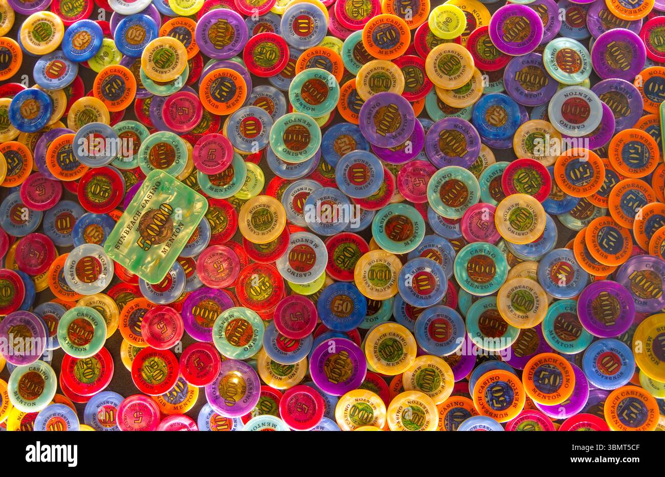 Menton, Frankreich - 08. Oktober 2017: Casino Barriere Menton, Casino Chips, Münzen, Token, Token, Münze, Chip, Kasino Stockfoto