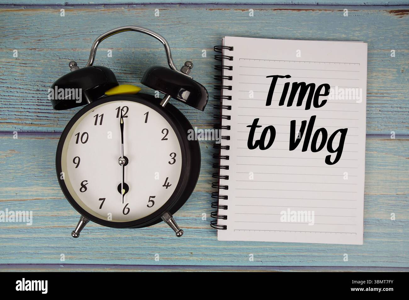 Time to Vlog Text geschrieben auf Notizblock mit Wecker auf hölzernem Hintergrund Stockfoto