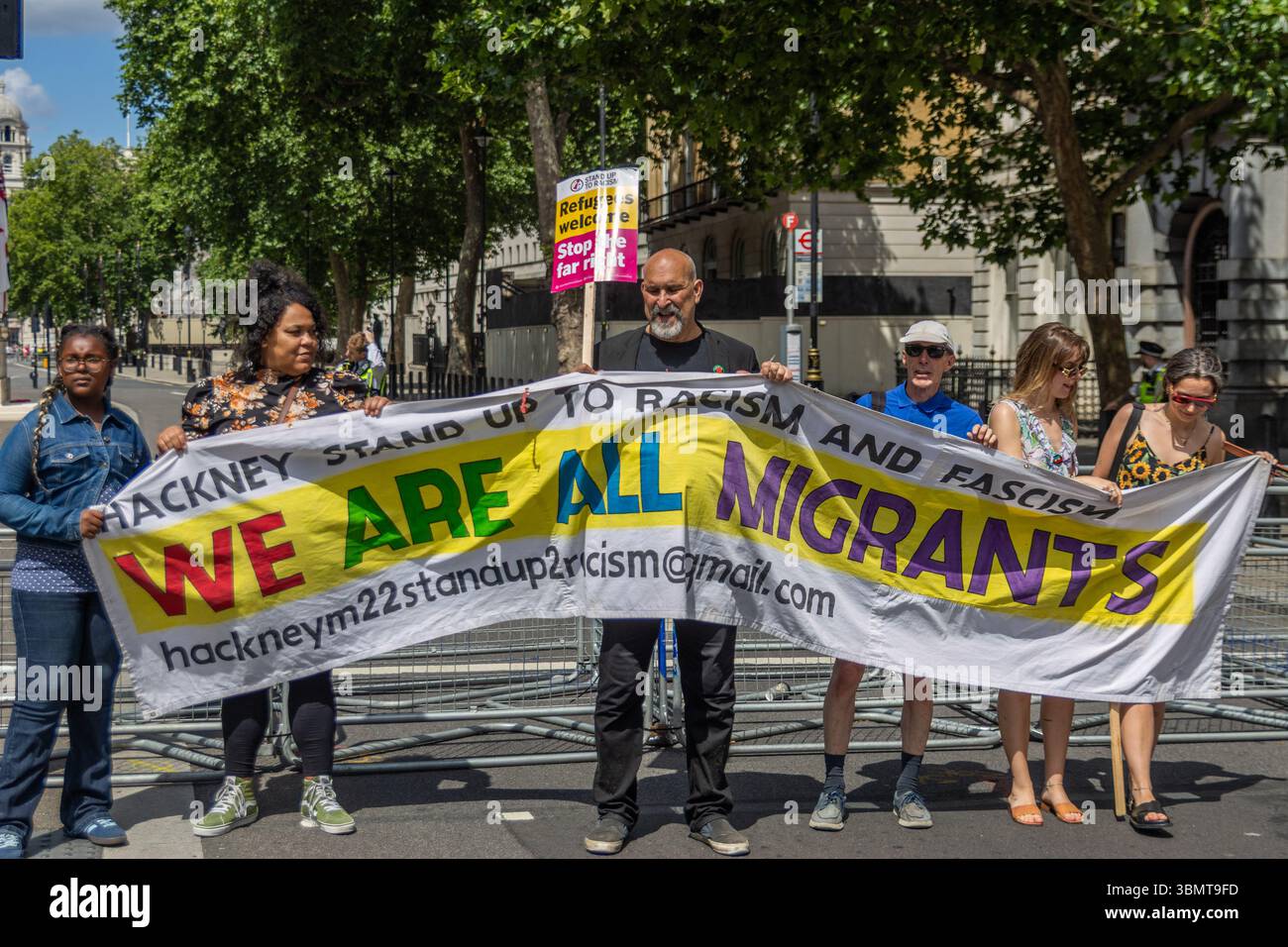 Ein Gegenprotest wurde von Stand Up to Rassismus gegen Tommy Robbison organisiert und der organisierte Protest „The Football Lads“ und „for the Children marching Against Grooming Gangs“ Stockfoto
