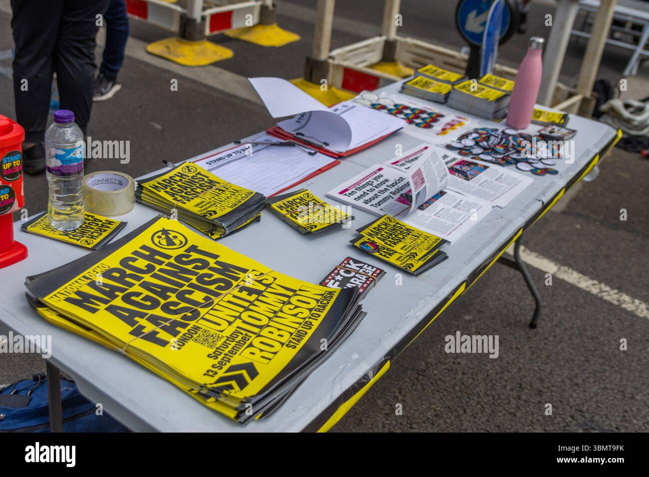 Ein Gegenprotest wurde von Stand Up to Rassismus gegen Tommy Robbison organisiert und der organisierte Protest „The Football Lads“ und „for the Children marching Against Grooming Gangs“ Stockfoto