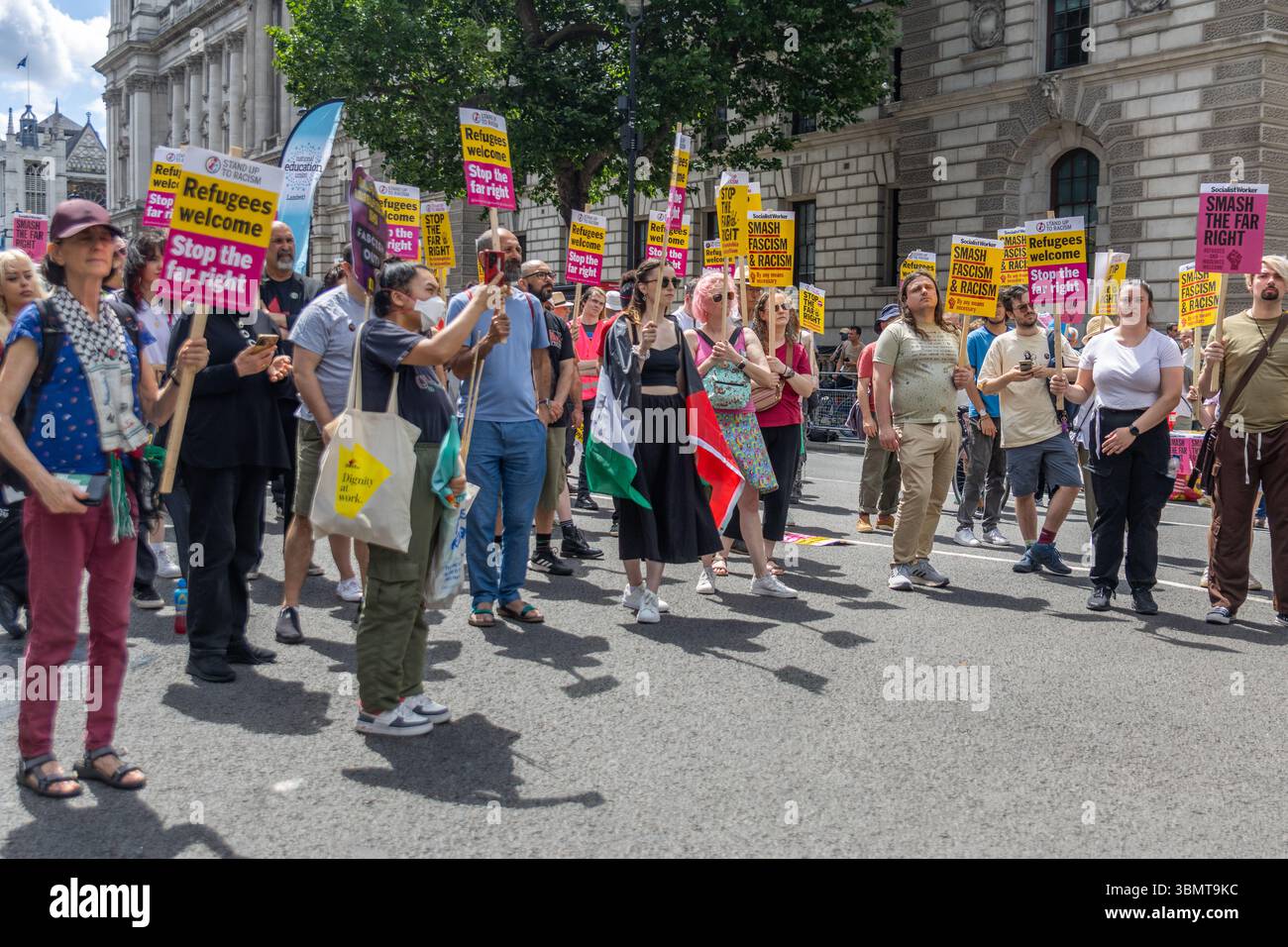 Ein Gegenprotest wurde von Stand Up to Rassismus gegen Tommy Robbison organisiert und der organisierte Protest „The Football Lads“ und „for the Children marching Against Grooming Gangs“ Stockfoto