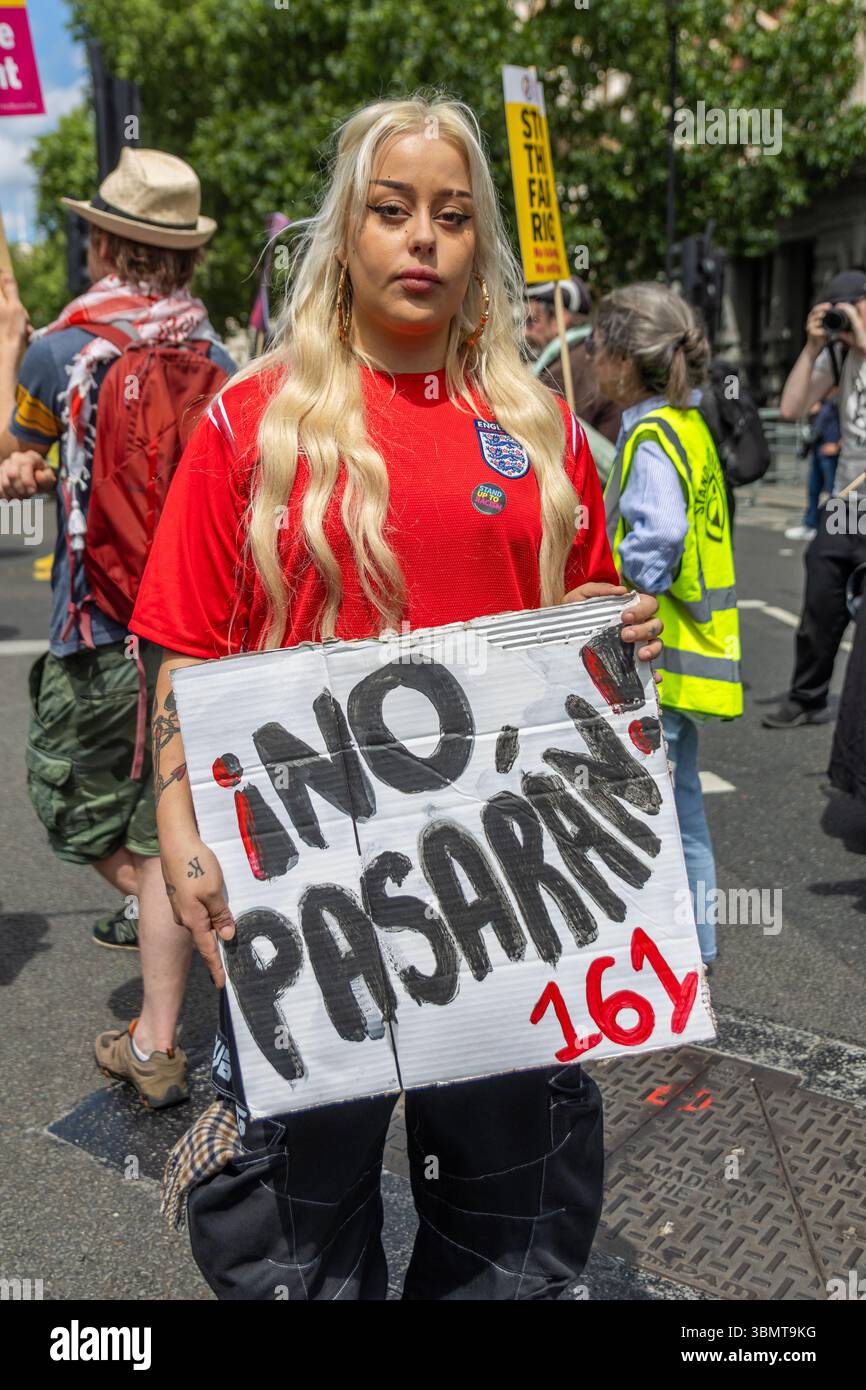 Ein Gegenprotest wurde von Stand Up to Rassismus gegen Tommy Robbison organisiert und der organisierte Protest „The Football Lads“ und „for the Children marching Against Grooming Gangs“ Stockfoto