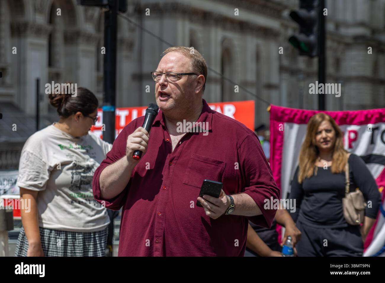 Ein Gegenprotest wurde von Stand Up to Rassismus gegen Tommy Robbison organisiert und der organisierte Protest „The Football Lads“ und „for the Children marching Against Grooming Gangs“ Stockfoto