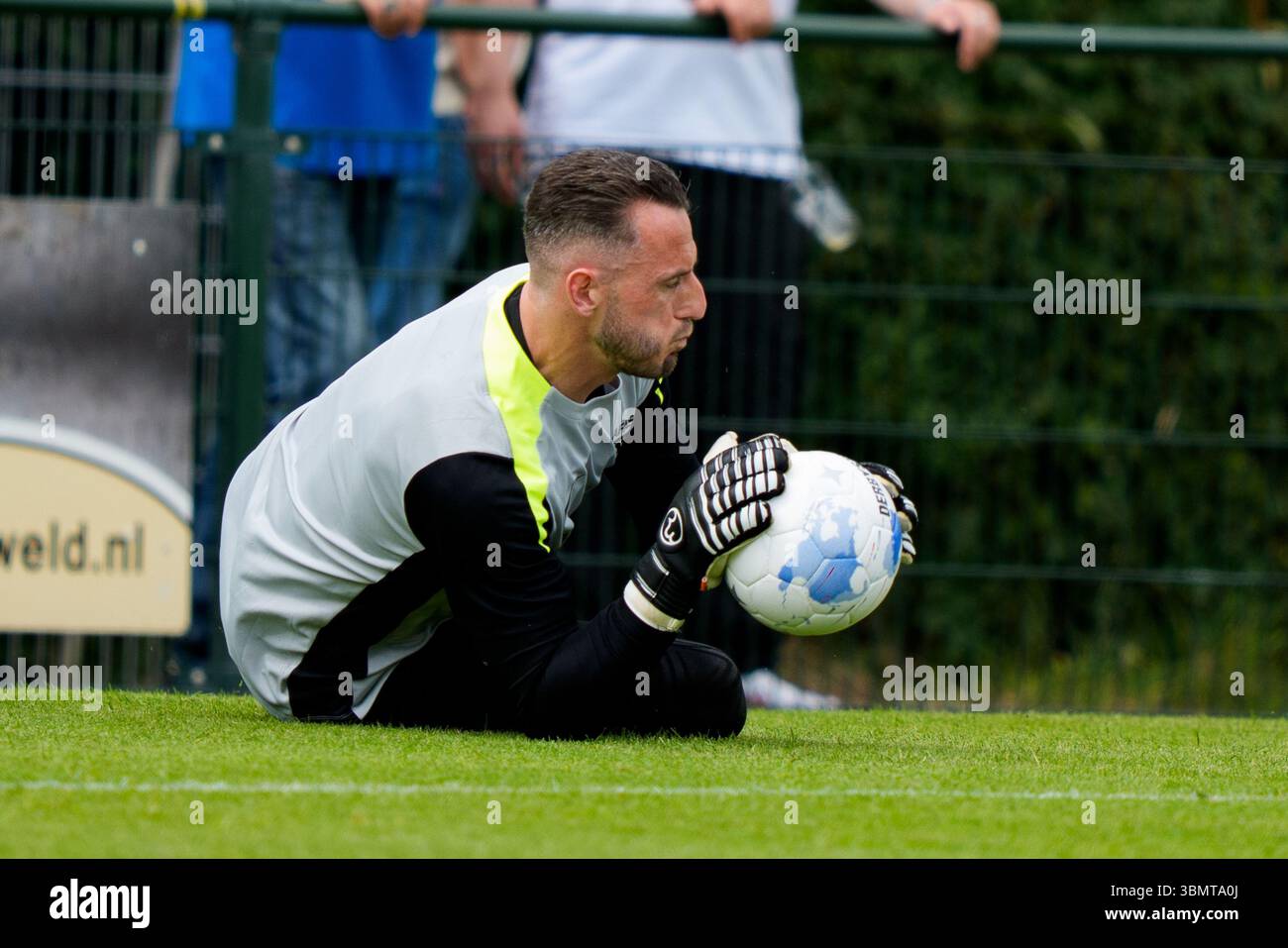 Dirkshorn, Niederlande. Juni 2025. DIRKSHORN, 28.06.2025, V.V. Dirkshorn, Saison 2025/2026, niederländischer Eredivisie Football, Spiel vor der Saison, AZ - Kilmarnock FC, AZ Keeper Hobie Verhulst Credit: Pro Shots/Alamy Live News Stockfoto