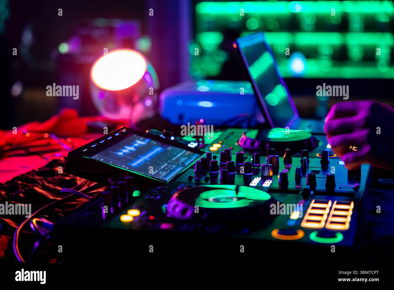 DJ, der während der Winterfeier Musik spielt, Interior Nightclub - Entertainment und Clubbing-Konzept Stockfoto