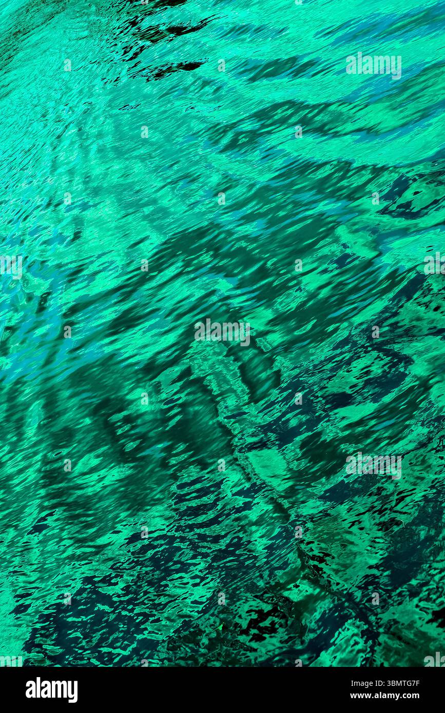 Abstrakter Grünwasserhintergrund für Bildschirmschoner, Webdesign, soziale Medien und Marketing. Ein atemberaubendes hochauflösendes Stockfoto, das sich perfekt für digitale Werbeaktionen und kreative Projekte eignet Stockfoto