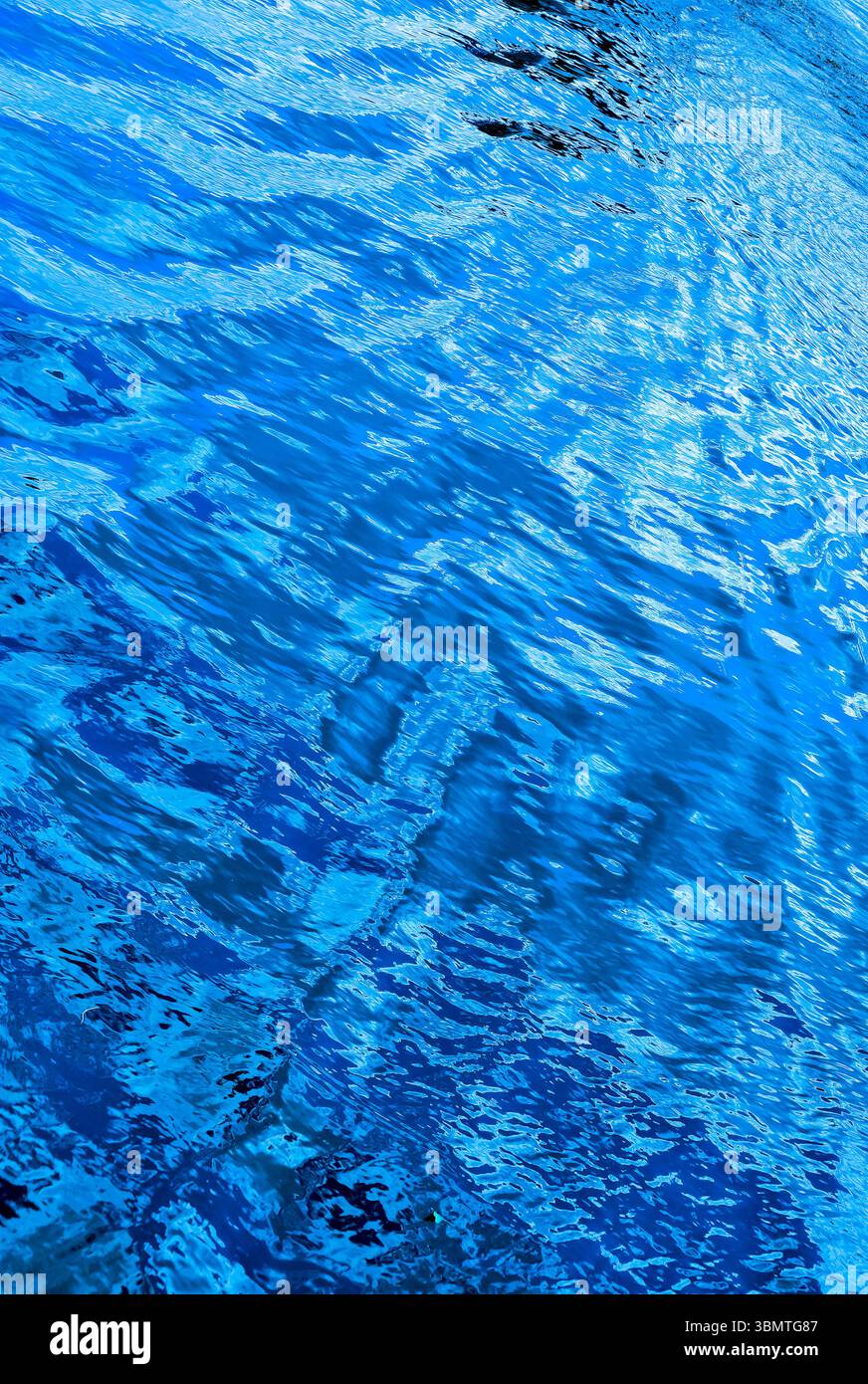 Abstrakter blauer Hintergrund für Bildschirmschoner, Webdesign, soziale Medien und Marketing. Ein atemberaubendes hochauflösendes Stockfoto, das sich perfekt für digitale Werbeaktionen und kreative Projekte eignet Stockfoto