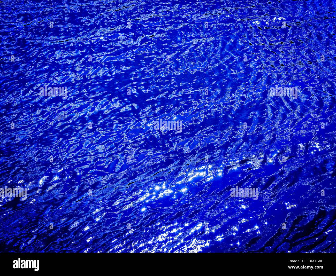 Blauer abstrakter Wassertexturhintergrund – perfekt für Bildschirmschoner, Marketing, Werbung, Webdesign, soziale Medien, digitale Werbeaktionen auf Telefonen, Tablets, Laptops, Fernsehern Stockfoto