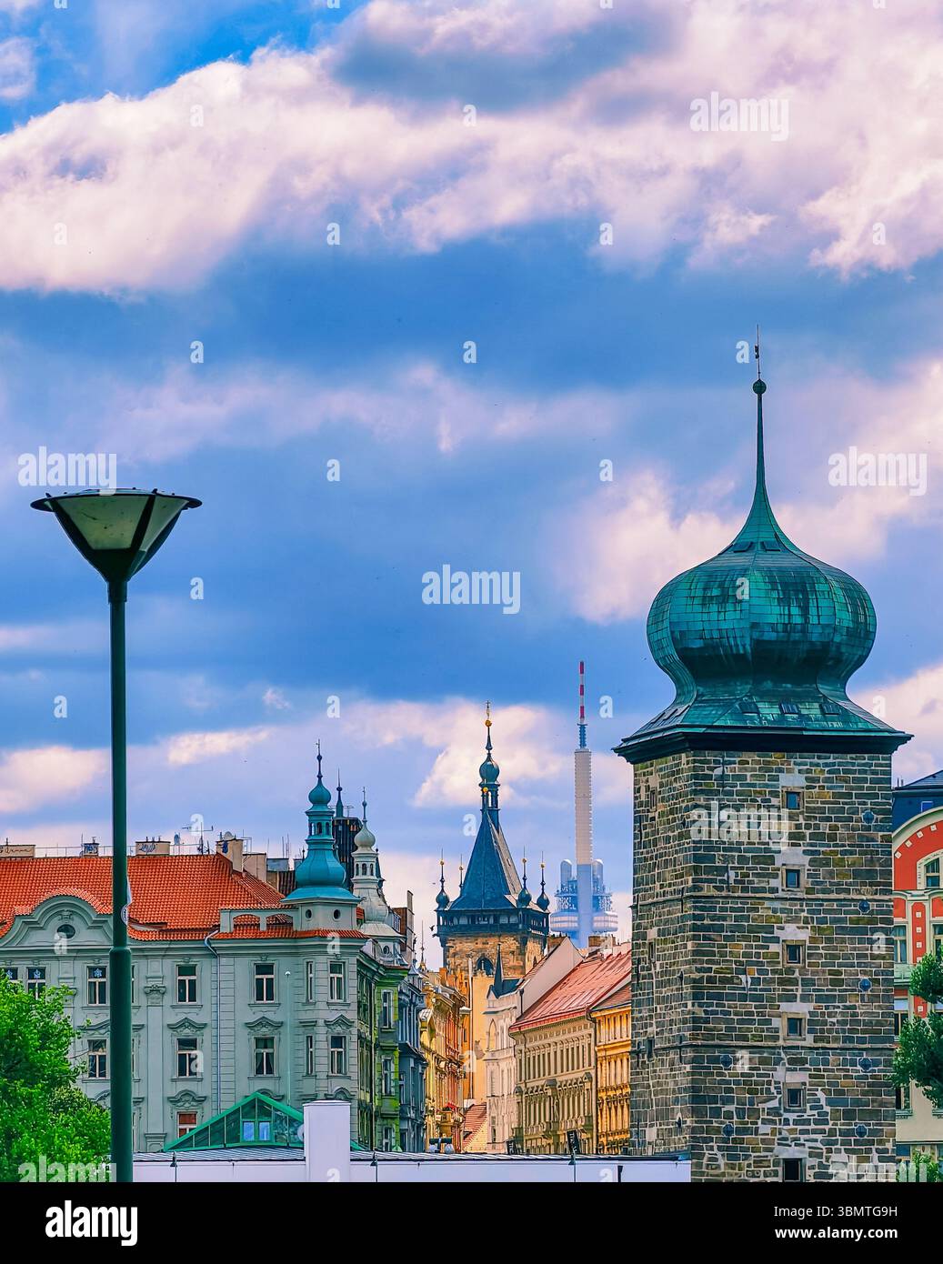 Wunderschöne städtische Skyline von Prag, Reiseziel Tschechien. Für mobile Geräte, Desktop-Hintergründe, App-Schnittstellen, Website-Header, kreative Marketingdesigns und Präsentationsvorlagen Stockfoto