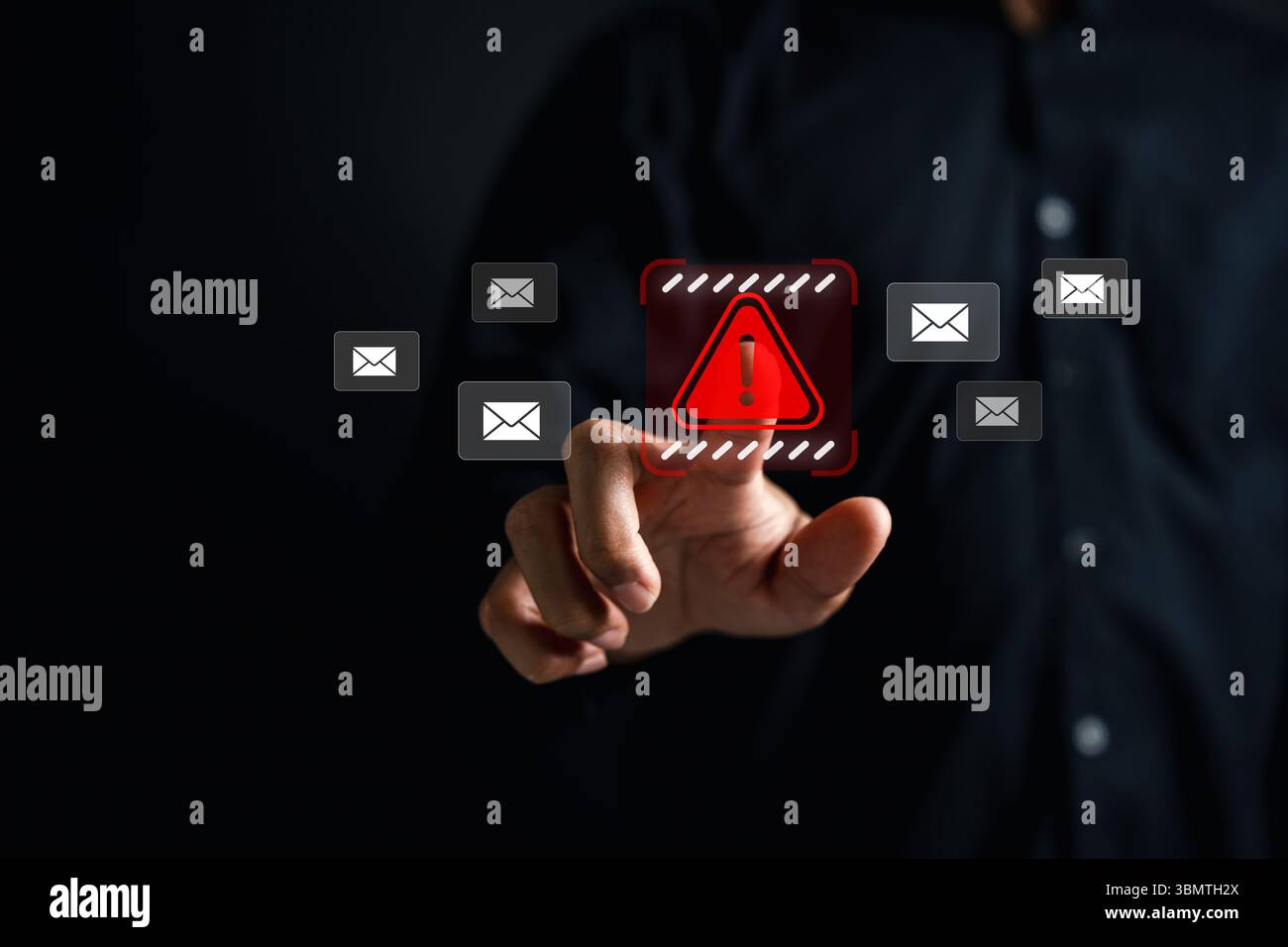 E-Mail-Spam-Warnung mit Warnsymbol für Cyberbedrohungen. Konzept von Phishing, E-Mail-Betrug, Datenschutzverletzungen und Online-Sicherheitsrisiken. Schützen Sie den Posteingang vor Stockfoto