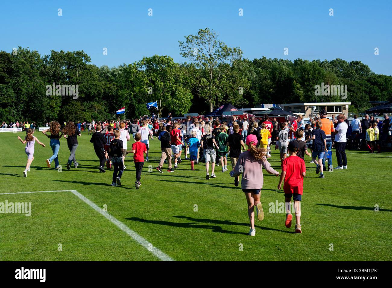 Dirkshorn, Niederlande. Juni 2025. DIRKSHORN, 28.06.2025, V.V. Dirkshorn, Saison 2025/2026, niederländischer Eredivisie Football, Spiel vor der Saison, AZ - Kilmarnock FC, Signature Jäger nach dem Spiel Credit: Pro Shots/Alamy Live News Stockfoto
