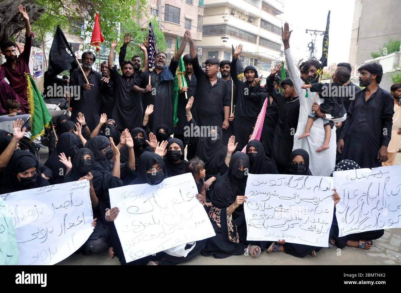 Die Bewohner Hussainabads demonstrieren am Samstag, den 28. Juni 2025, im Pressesaal von Hyderabad eine Protestdemonstration gegen die hohe Handedness einflussreicher Menschen. Stockfoto