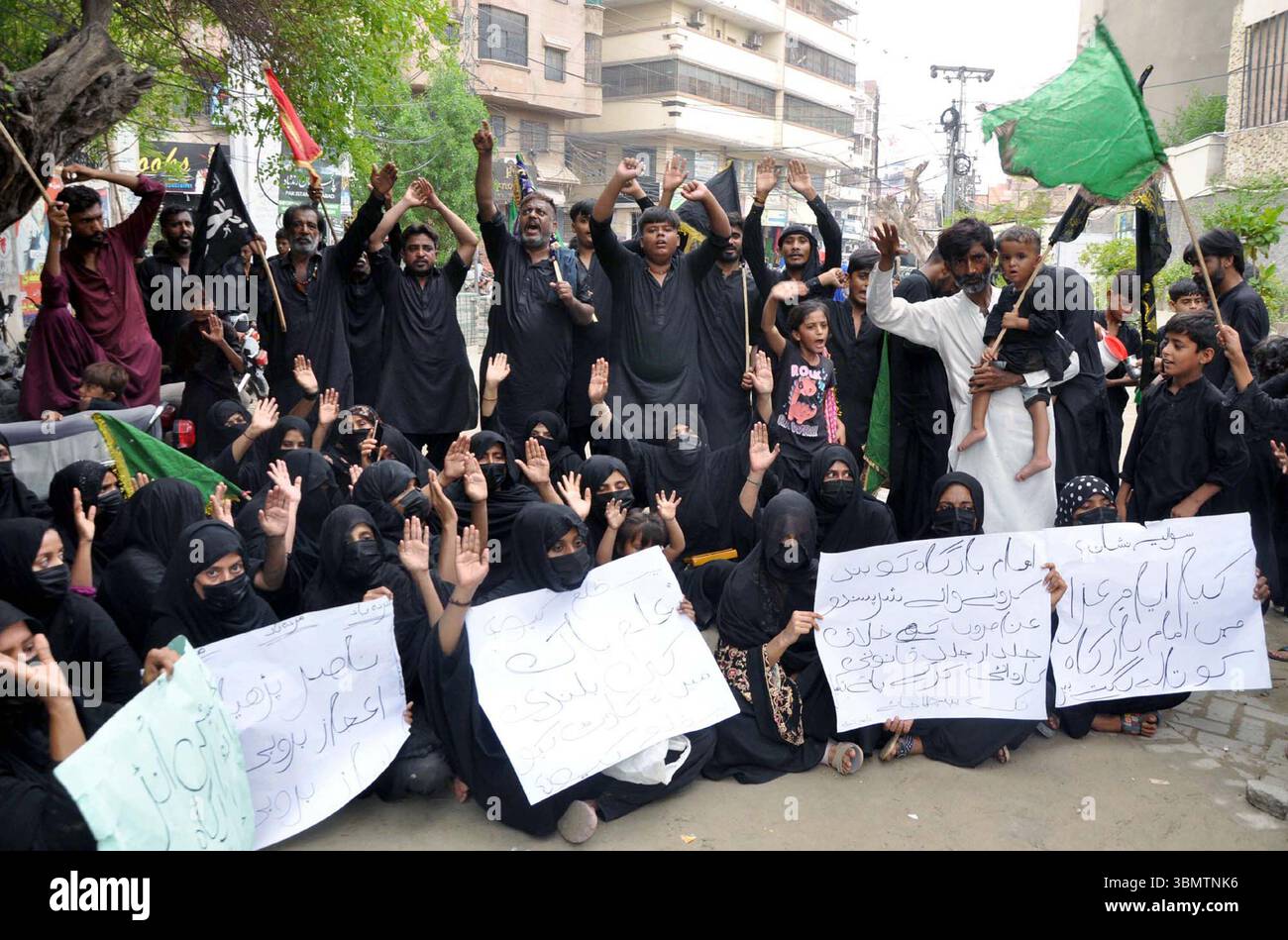 Die Bewohner Hussainabads demonstrieren am Samstag, den 28. Juni 2025, im Pressesaal von Hyderabad eine Protestdemonstration gegen die hohe Handedness einflussreicher Menschen. Stockfoto