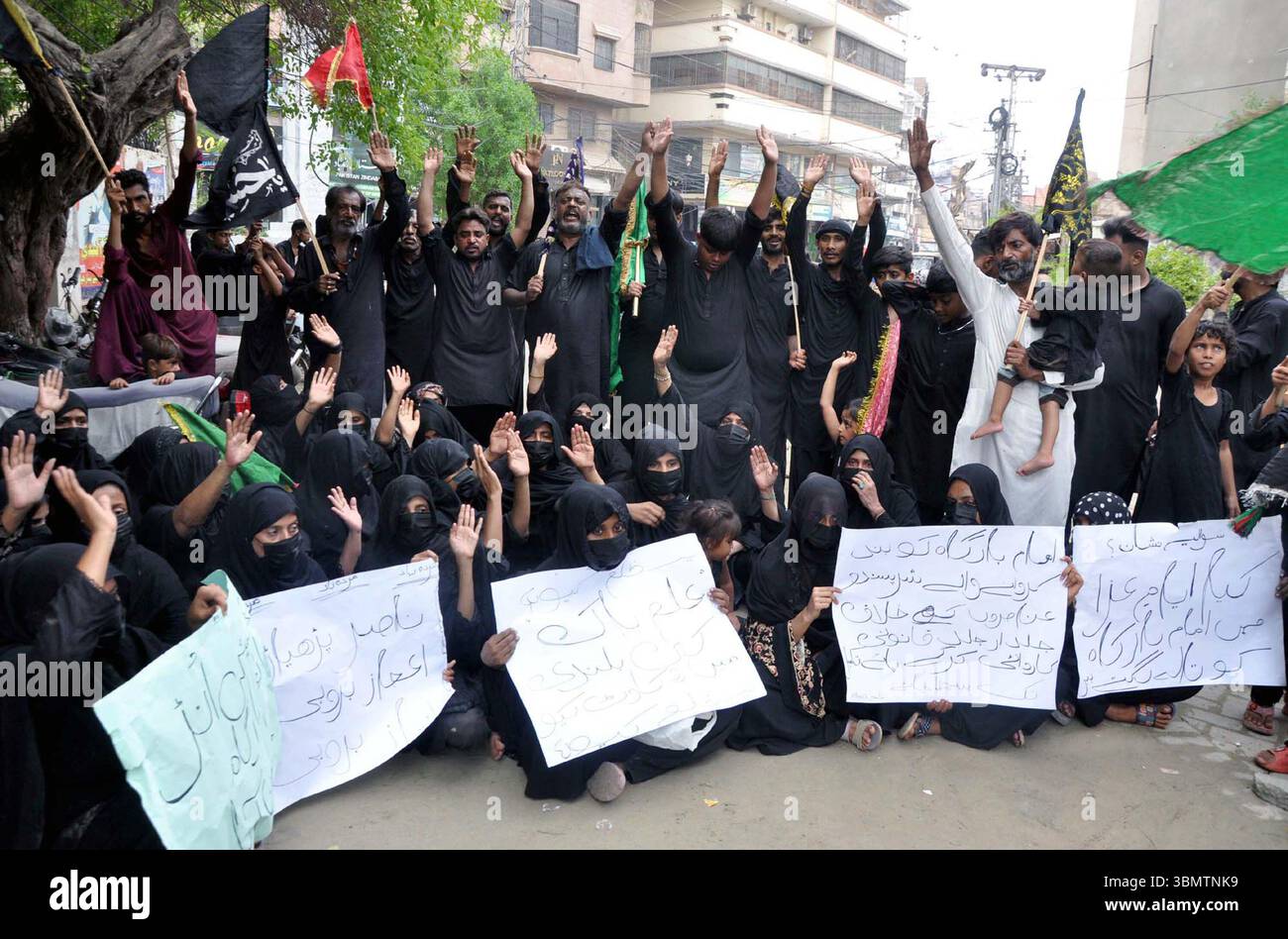 Die Bewohner Hussainabads demonstrieren am Samstag, den 28. Juni 2025, im Pressesaal von Hyderabad eine Protestdemonstration gegen die hohe Handedness einflussreicher Menschen. Stockfoto
