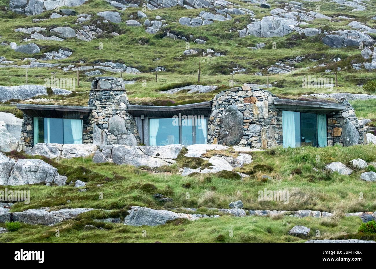 Umweltfreundliches Turfdach-Haus, Isle of Harris, Äußere Hebriden, Schottland. Stockfoto