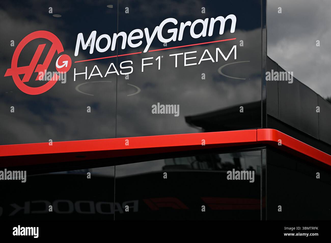 SPIELBERG, ÖSTERREICH - 28. JUNI: Eine allgemeine Ansicht des MoneyGram Haas F1 Team-Logos während der Qualifikation vor dem Formel 1 Grand Prix von Österreich auf dem Red Bull Ring Circuit am 28. Juni 2025 in Spielberg, Österreich. (Foto: Vince Mignott/Alamy Live News) Stockfoto