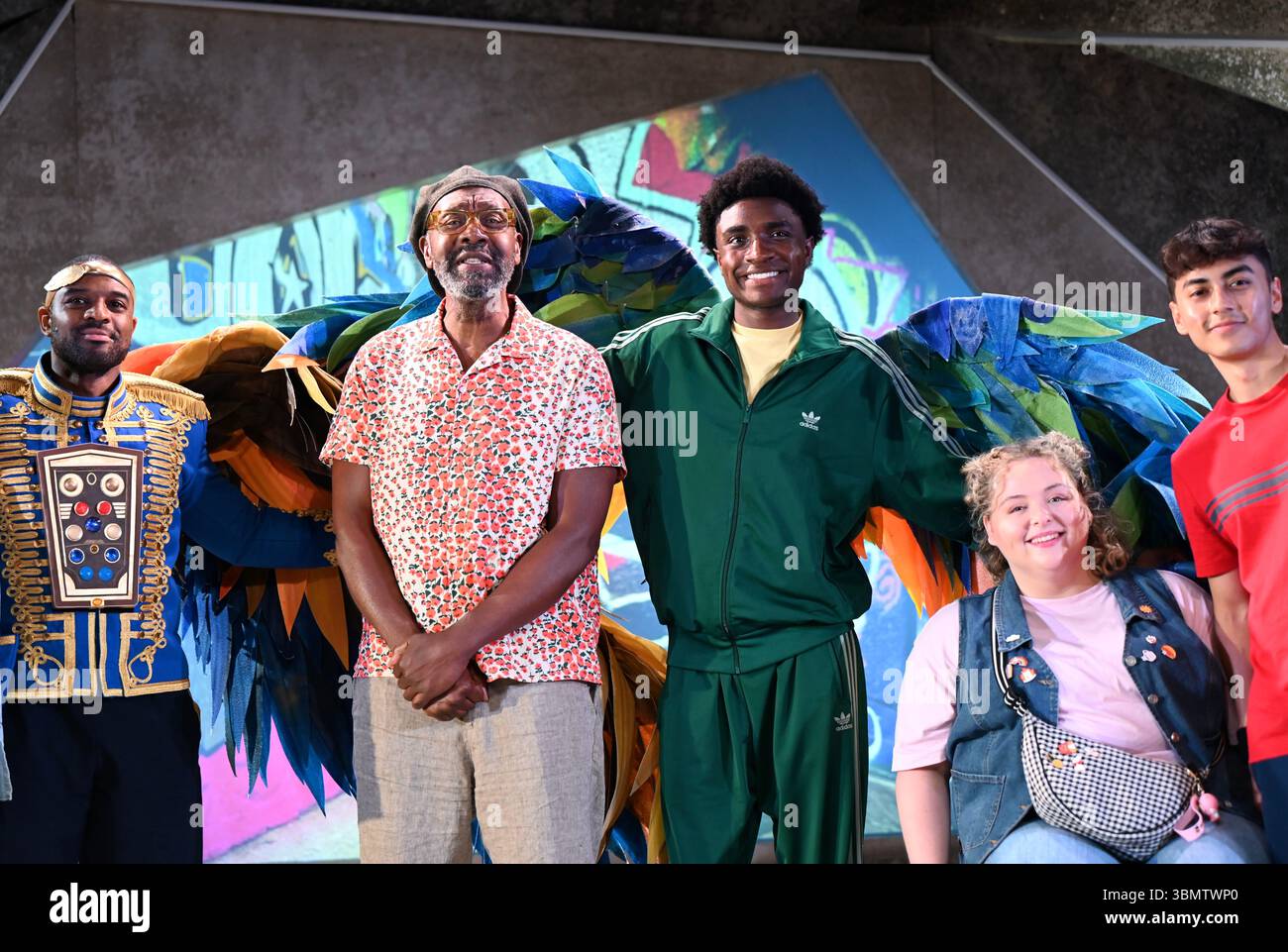 Helen Matravers, die Künstlerische Direktorin und gemeinsame Geschäftsführerin des Polka Theatre, Lynette Shanbury, und das gesamte Team am Veranstaltungsort Wimbledon freuen sich, das Casting- und Kreativteam für die Weltpremiere von Sir Lenny Henrys Bestseller „der Junge mit den Flügeln“ bekannt zu geben. Stockfoto