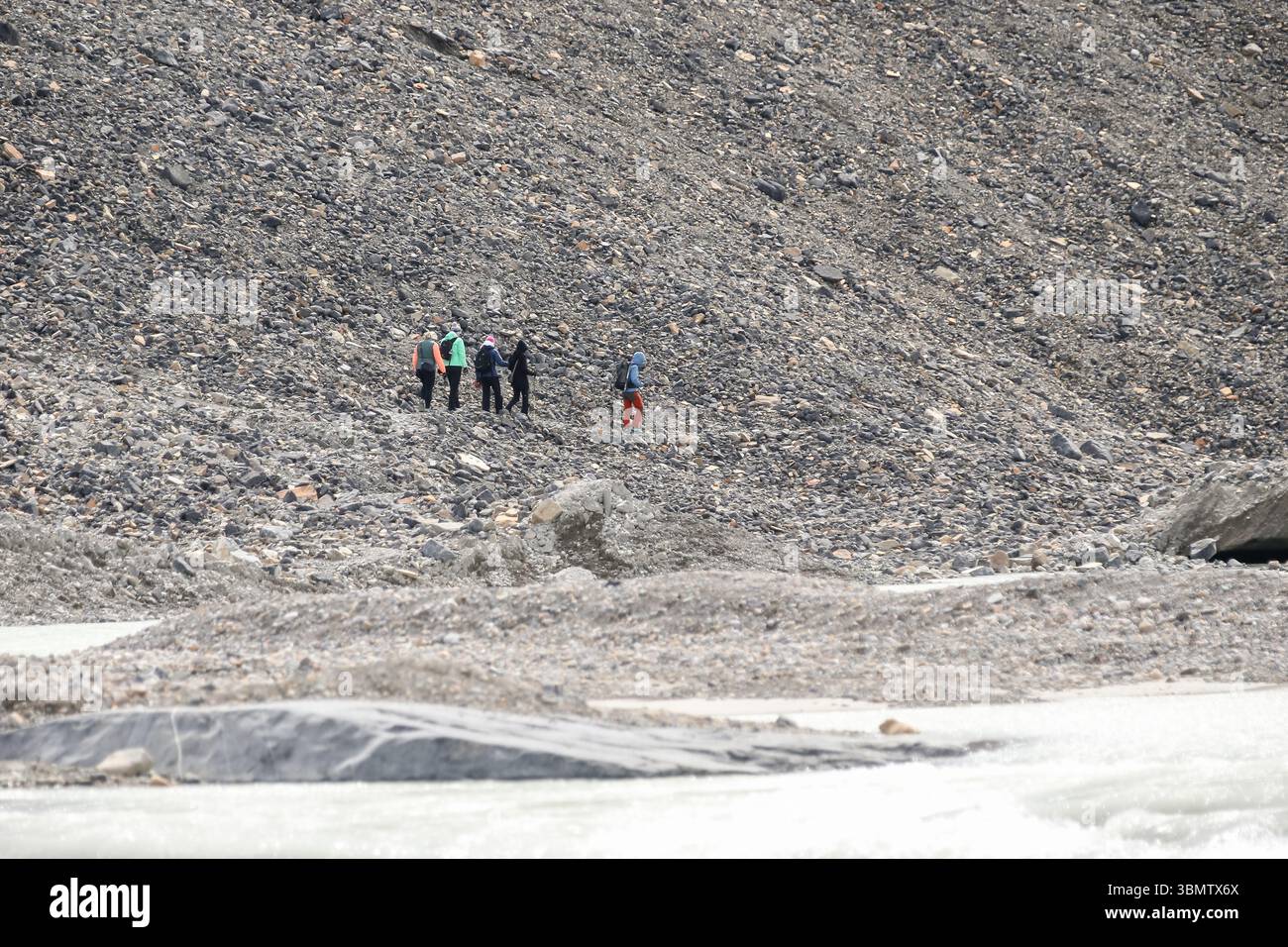 Athabasca-Gletscher - 29. August 2020: Menschen auf dem Athabasca-Gletscher in Alberta, Kanada Stockfoto
