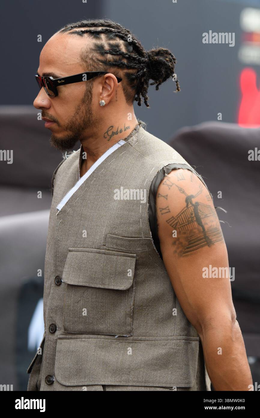 Spielberg, Österreich. Juni 2025. Lewis HAMILTON (GBR) kommt im Fahrerlager der MSC CRUISES AUSTRIAN GP 2025 auf dem Red Bull Ring in Spielberg (Steiermark, Österreich) an, der 11. Runde der FIA F1 Weltmeisterschaft. Quelle: Riccardo Righetti/Alamy Live News Stockfoto