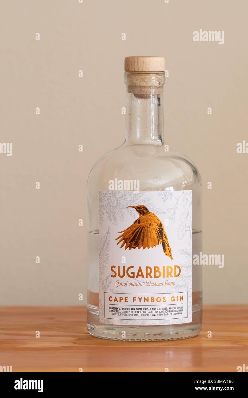 Flasche Sugarbird Cape Fynbos Gin mit Fynbos Botanicals aus dem Westkap, Südafrika. Handwerklicher Gin, handwerklicher Gin, Gin des Ursprungs Stockfoto
