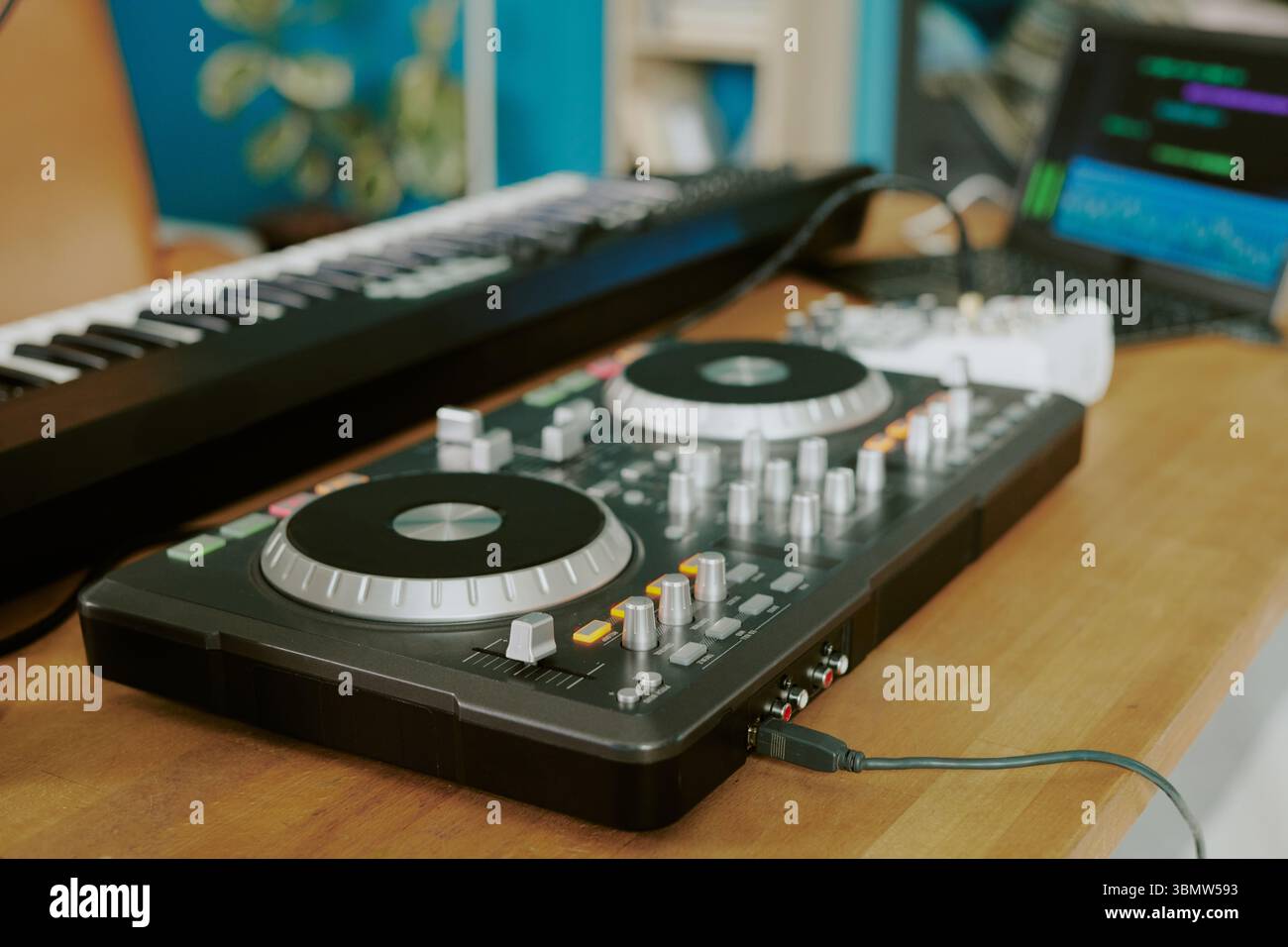 Elektronische Musikgeräte auf dem Tisch während der Aufnahmesitzung Stockfoto