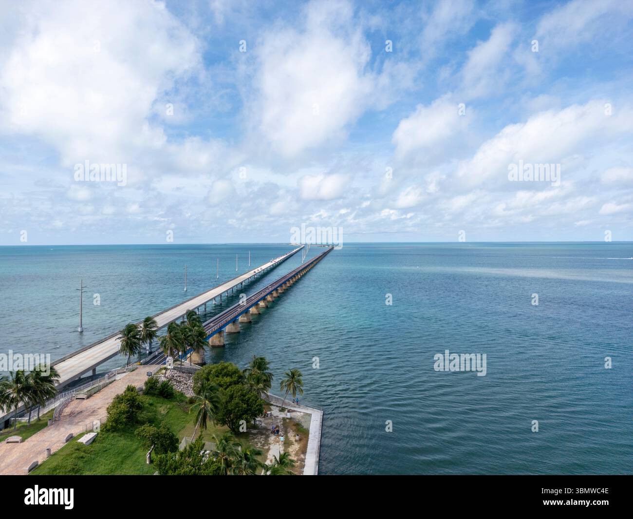 Luftaufnahme der US Route 1, auch bekannt als Overseas Highway, in den Florida Keys bei Long Key. Stockfoto