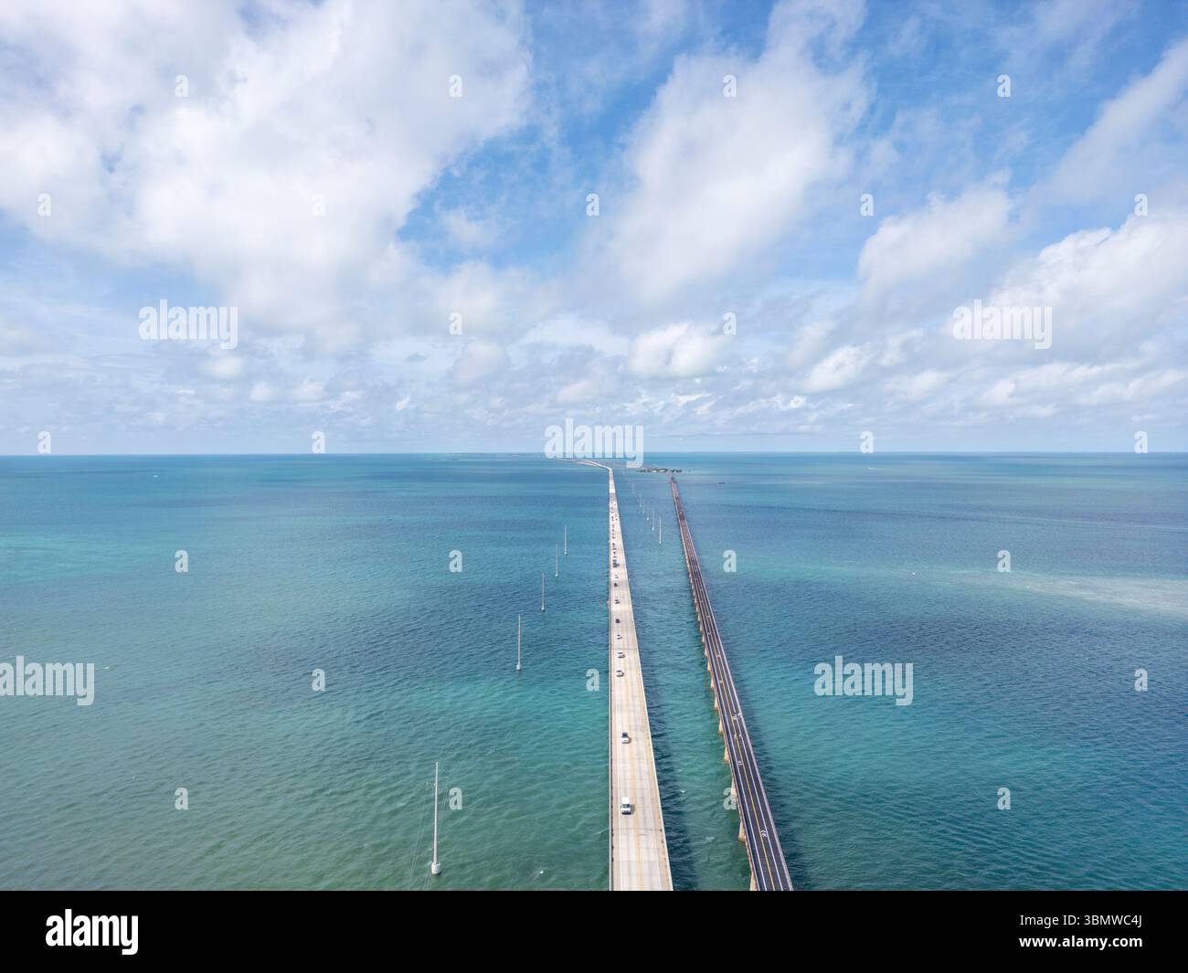 Luftaufnahme der US Route 1, auch bekannt als Overseas Highway, in den Florida Keys bei Long Key. Stockfoto