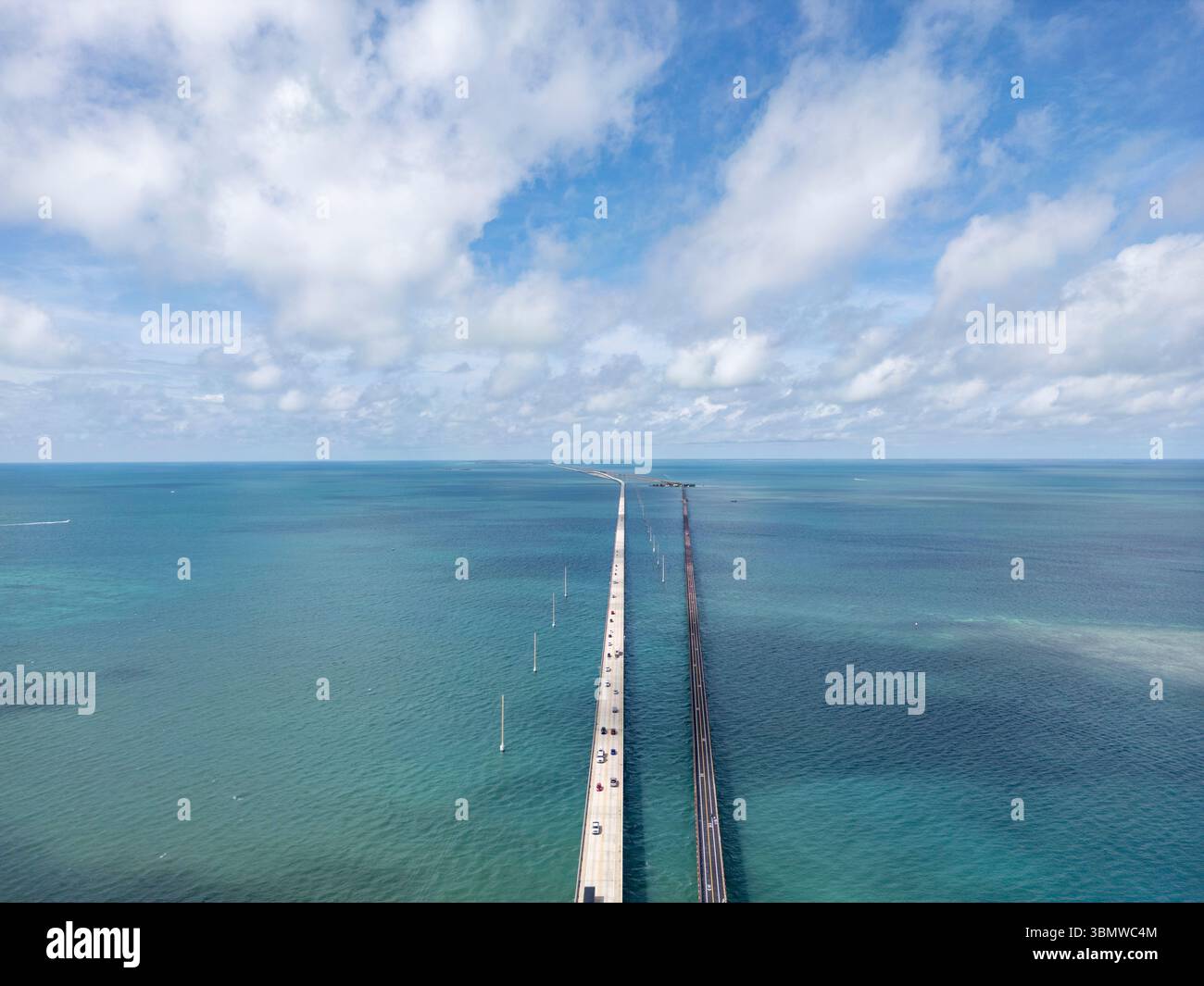 Luftaufnahme der US Route 1, auch bekannt als Overseas Highway, in den Florida Keys bei Long Key. Stockfoto