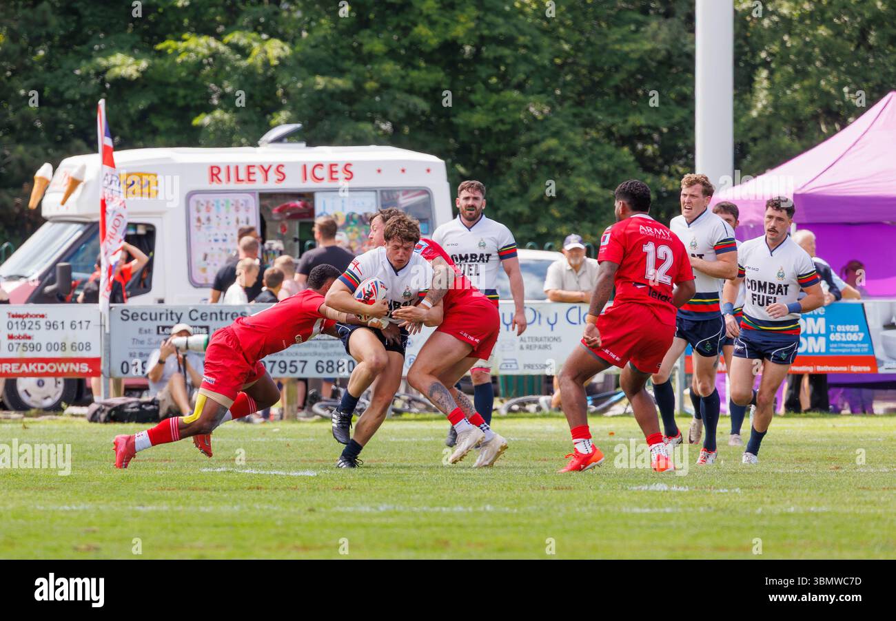 Warrington, Großbritannien, 28. Juni 2025 – Crosfields Rugby Amateur Rugby League Football Club Ground war die Bühne des jährlichen Armed Forces Day in Warrington. Die britischen Streitkräfte nahmen an der jährlichen Tom Sephton Memorial Trophy Teil, einem Rugby League-Turnier in Gedenken an Tom Sephton vom 1. Bataillon des Mercian Regiments, der tragischerweise an Wunden starb, die während des Dienstes in Afghanistan erlitten hatten. Dieses Rugby-Spiel war die Royal Marines vs Army Rugby League Development XIII Stockfoto