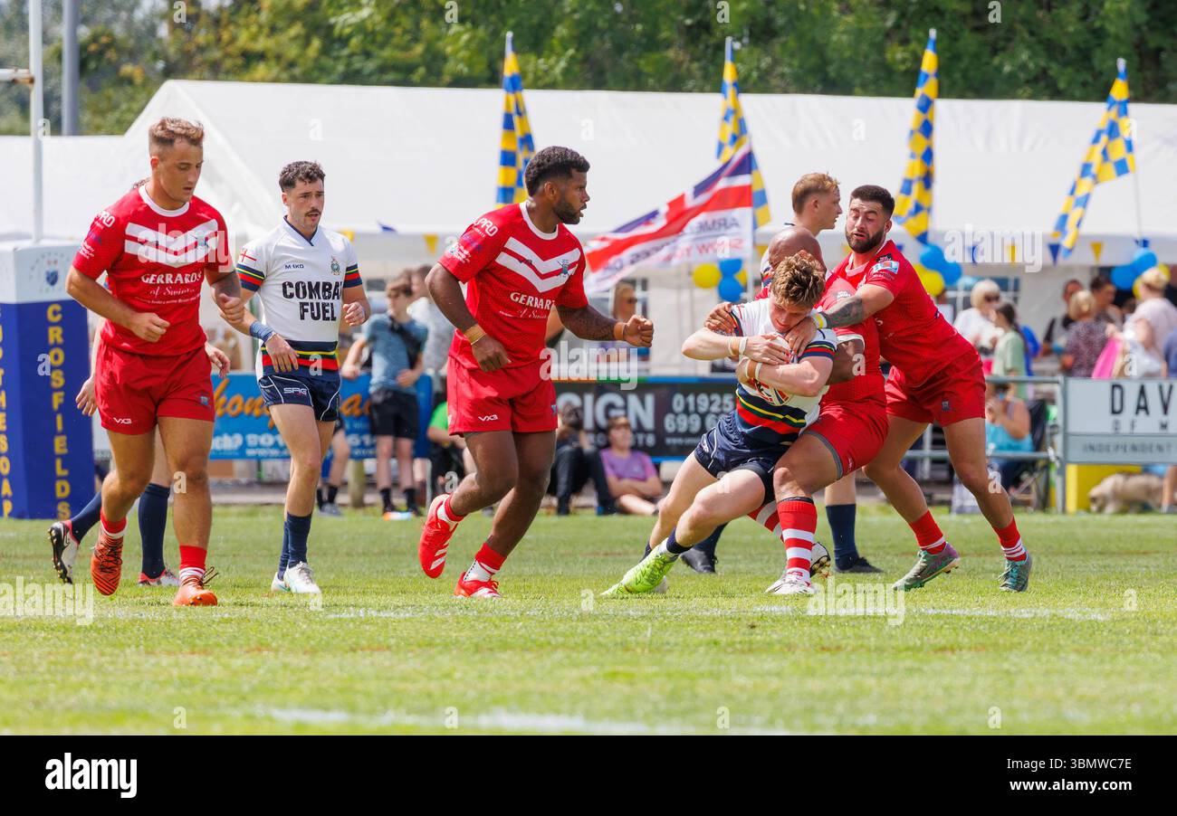 Warrington, Großbritannien, 28. Juni 2025 – Crosfields Rugby Amateur Rugby League Football Club Ground war die Bühne des jährlichen Armed Forces Day in Warrington. Die britischen Streitkräfte nahmen an der jährlichen Tom Sephton Memorial Trophy Teil, einem Rugby League-Turnier in Gedenken an Tom Sephton vom 1. Bataillon des Mercian Regiments, der tragischerweise an Wunden starb, die während des Dienstes in Afghanistan erlitten hatten. Dieses Rugby-Spiel war die Royal Marines vs Army Rugby League Development XIII Stockfoto