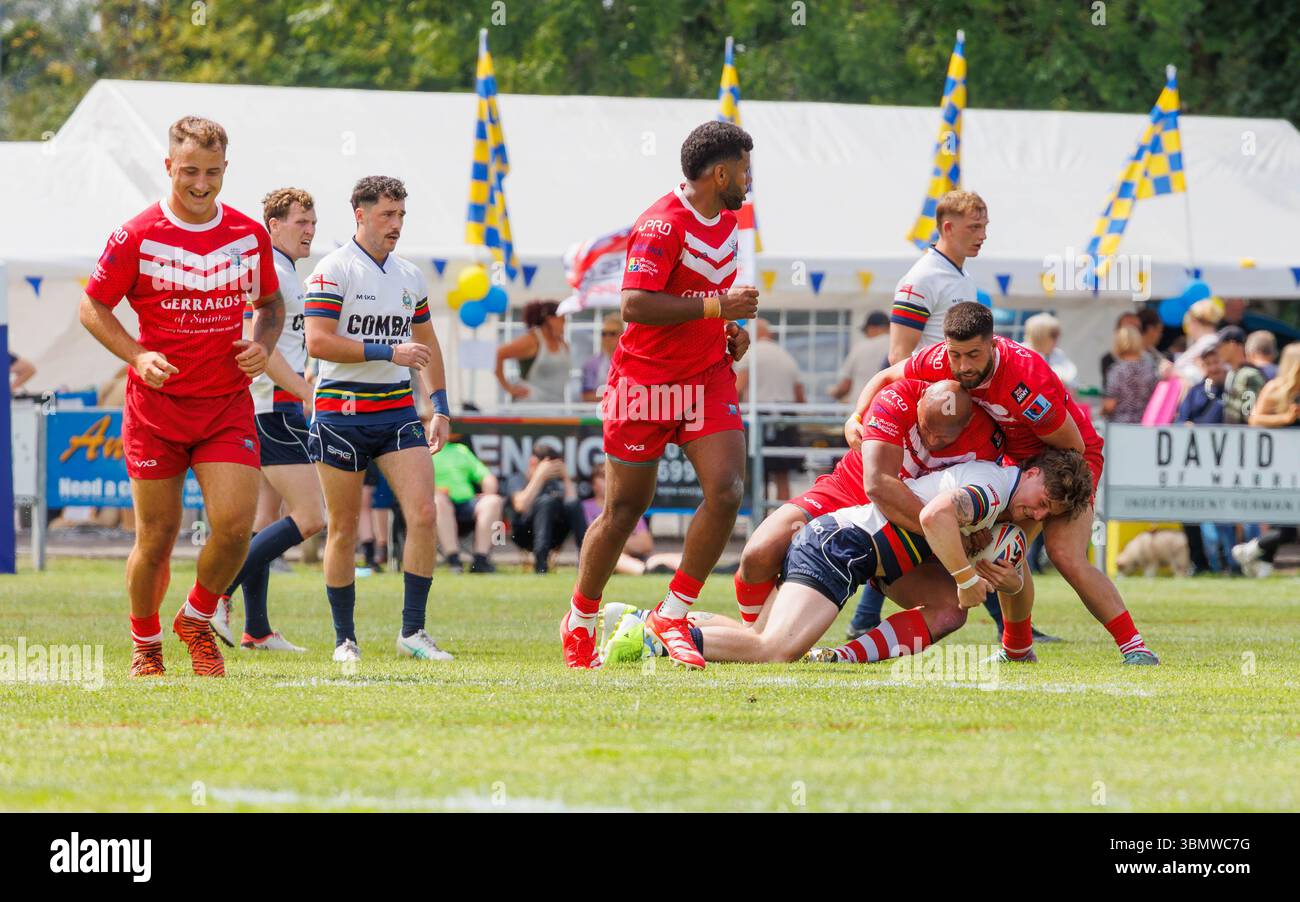 Warrington, Großbritannien, 28. Juni 2025 – Crosfields Rugby Amateur Rugby League Football Club Ground war die Bühne des jährlichen Armed Forces Day in Warrington. Die britischen Streitkräfte nahmen an der jährlichen Tom Sephton Memorial Trophy Teil, einem Rugby League-Turnier in Gedenken an Tom Sephton vom 1. Bataillon des Mercian Regiments, der tragischerweise an Wunden starb, die während des Dienstes in Afghanistan erlitten hatten. Dieses Rugby-Spiel war die Royal Marines vs Army Rugby League Development XIII Stockfoto