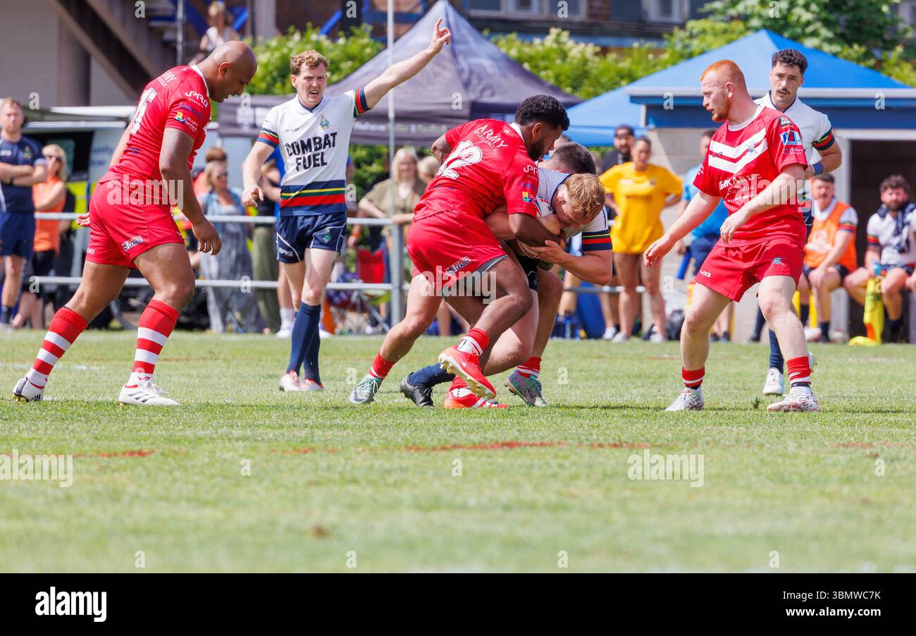 Warrington, Großbritannien. Juni 2025. Der Crosfields Rugby Amateur Rugby League Football Club Ground war die Bühne des jährlichen Armed Forces Day in Warrington. Die britischen Streitkräfte nahmen an der jährlichen Tom Sephton Memorial Trophy Teil, einem Rugby League-Turnier in Gedenken an Tom Sephton vom 1. Bataillon des Mercian Regiments, der tragischerweise an Wunden starb, die während des Dienstes in Afghanistan erlitten hatten. Dieses Rugby-Spiel war die Royal Marines vs Army Rugby League Development XIII. Credit: John Hopkins/Alamy Live News Stockfoto
