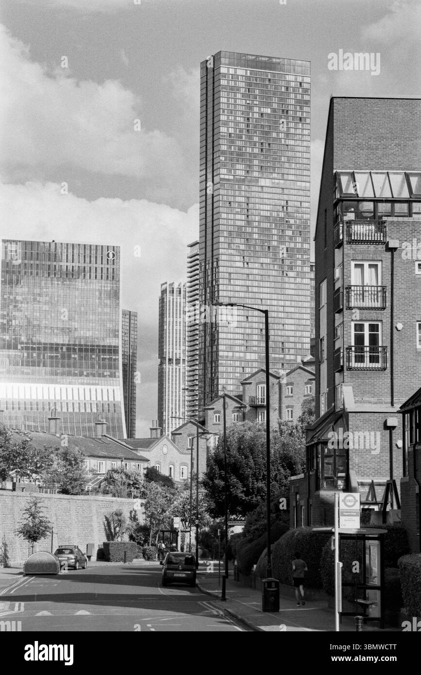 Rotherhithe Street, Rotherhithe, London Docklands UK, Blick auf Canary Wharf, in Schwarzweiß Stockfoto