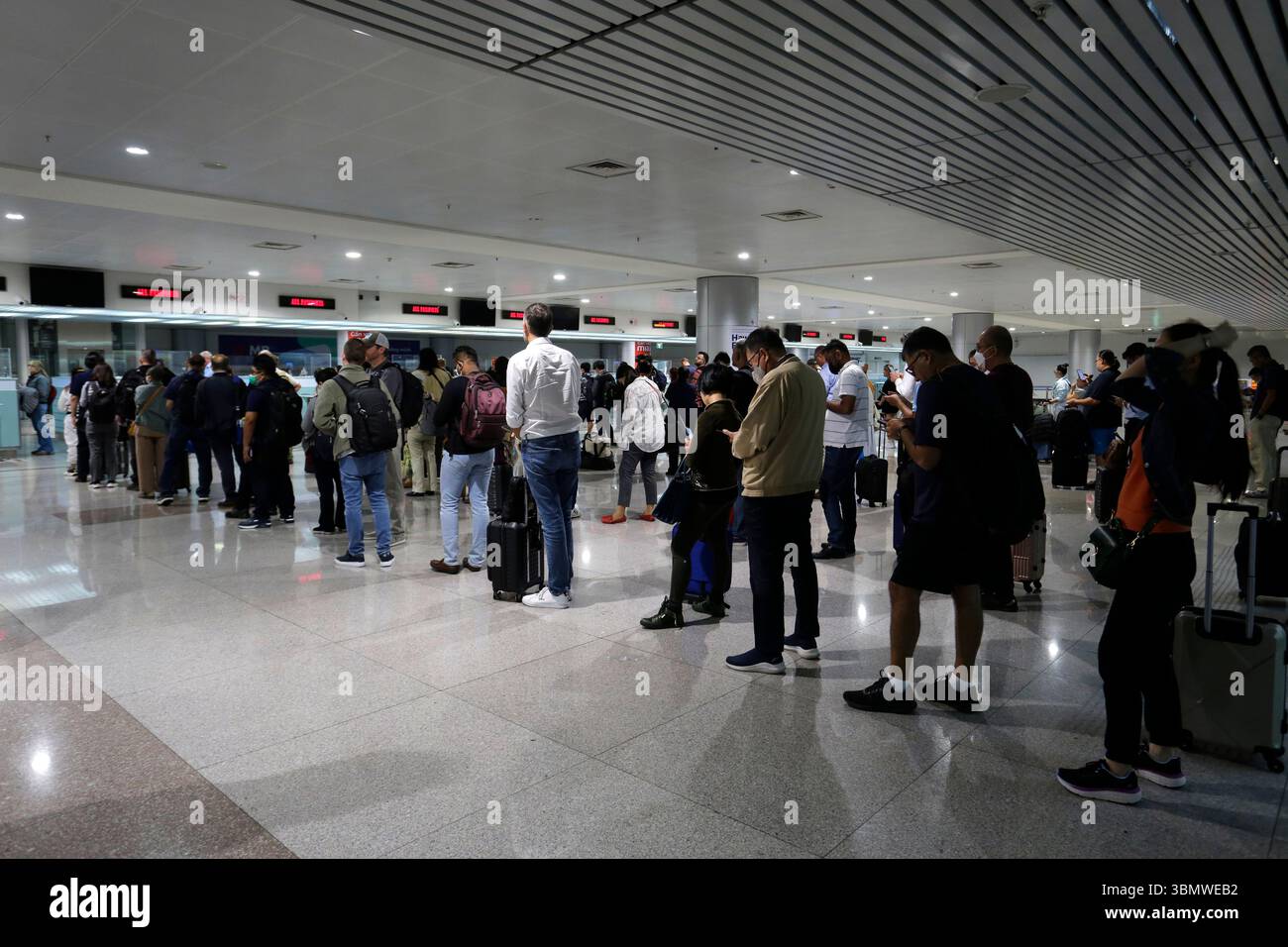 Ho Chi Minh, Vietnam - 6. Dezember 2022: Reisende stehen an, um die Grenzkontrollzone nach Vietnam im internationalen Flughafen Tan Son Nhat zu überqueren. Stockfoto