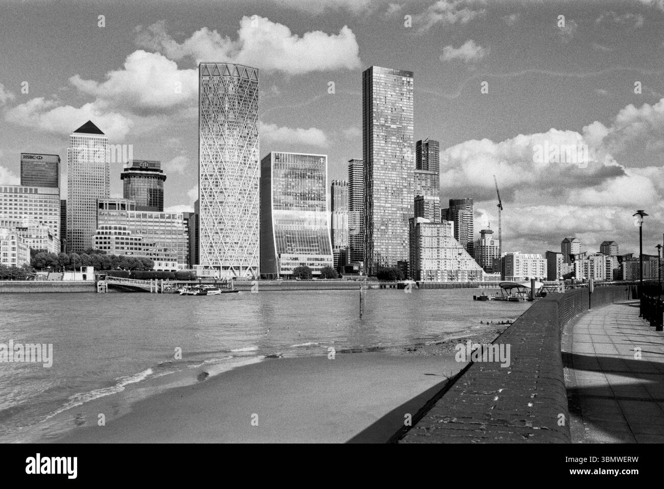 Canary Wharf, London Docklands UK, aus Rotherhithe am Südufer der Themse, in Schwarzweiß Stockfoto