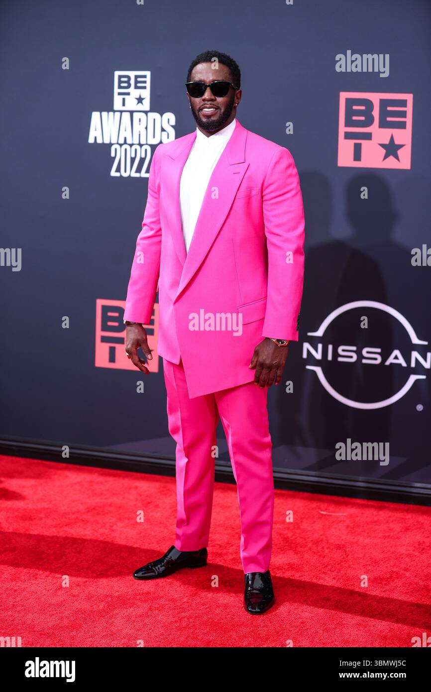 (DATEI) der Prozess gegen Sean 'Diddy' Combs wird vor die Jury gestellt, nachdem die Anwälte sich endgültig gestritten haben. LOS ANGELES, KALIFORNIEN, USA – 26. JUNI: Der amerikanische Rapper, Plattenproduzent und Plattenmanager Diddy (Sean Love Combs, auch bekannt unter seinen Künstlernamen Puff Daddy oder P. Diddy) kommt bei den BET Awards 2022 an, die am 26. Juni 2022 im Microsoft Theater at L.A. Live in Los Angeles, Kalifornien, USA, stattfinden. (Foto: Xavier Collin/Image Press Agency) Stockfoto