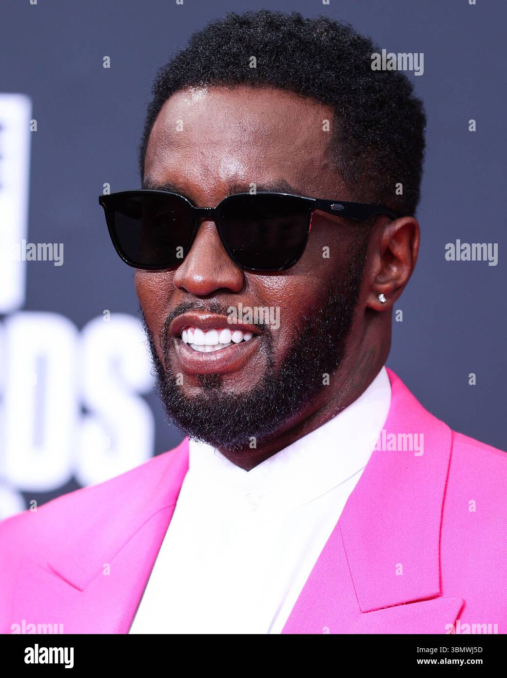 (DATEI) der Prozess gegen Sean 'Diddy' Combs wird vor die Jury gestellt, nachdem die Anwälte sich endgültig gestritten haben. LOS ANGELES, KALIFORNIEN, USA – 26. JUNI: Der amerikanische Rapper, Plattenproduzent und Plattenmanager Diddy (Sean Love Combs, auch bekannt unter seinen Künstlernamen Puff Daddy oder P. Diddy) kommt bei den BET Awards 2022 an, die am 26. Juni 2022 im Microsoft Theater at L.A. Live in Los Angeles, Kalifornien, USA, stattfinden. (Foto: Xavier Collin/Image Press Agency) Stockfoto