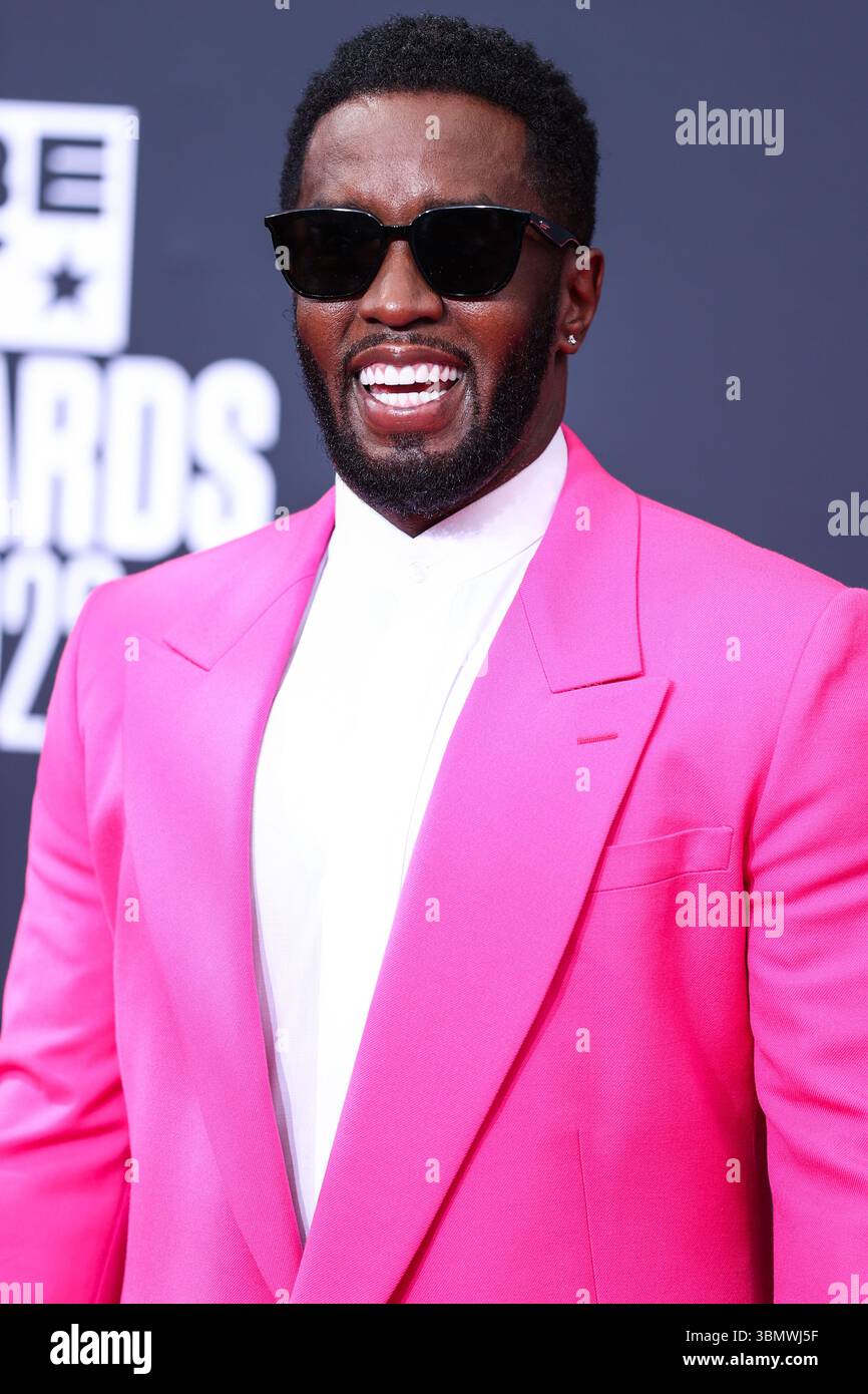 (DATEI) der Prozess gegen Sean 'Diddy' Combs wird vor die Jury gestellt, nachdem die Anwälte sich endgültig gestritten haben. LOS ANGELES, KALIFORNIEN, USA – 26. JUNI: Der amerikanische Rapper, Plattenproduzent und Plattenmanager Diddy (Sean Love Combs, auch bekannt unter seinen Künstlernamen Puff Daddy oder P. Diddy) kommt bei den BET Awards 2022 an, die am 26. Juni 2022 im Microsoft Theater at L.A. Live in Los Angeles, Kalifornien, USA, stattfinden. (Foto: Xavier Collin/Image Press Agency) Stockfoto