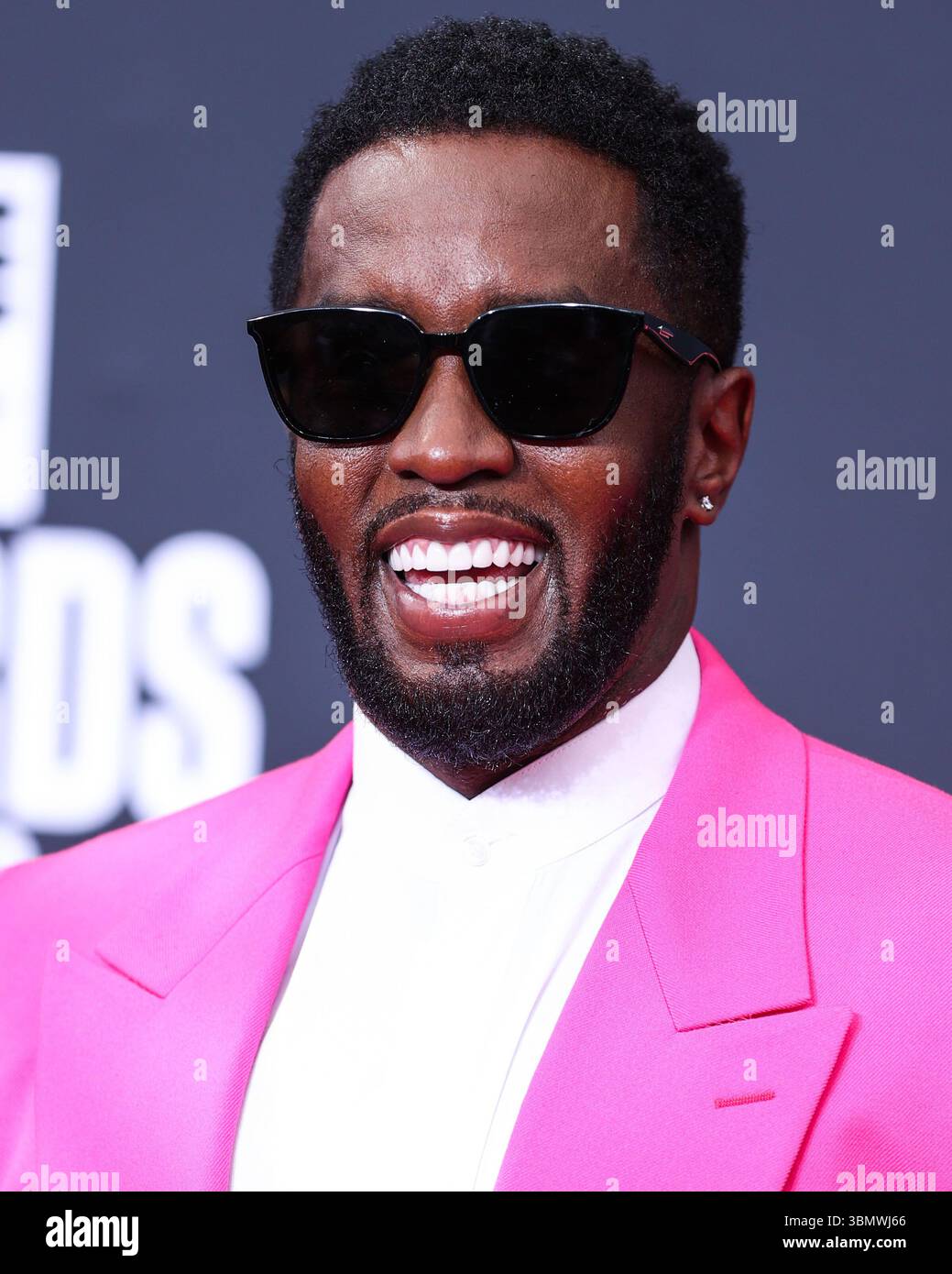 (DATEI) der Prozess gegen Sean 'Diddy' Combs wird vor die Jury gestellt, nachdem die Anwälte sich endgültig gestritten haben. LOS ANGELES, KALIFORNIEN, USA – 26. JUNI: Der amerikanische Rapper, Plattenproduzent und Plattenmanager Diddy (Sean Love Combs, auch bekannt unter seinen Künstlernamen Puff Daddy oder P. Diddy) kommt bei den BET Awards 2022 an, die am 26. Juni 2022 im Microsoft Theater at L.A. Live in Los Angeles, Kalifornien, USA, stattfinden. (Foto: Xavier Collin/Image Press Agency) Stockfoto