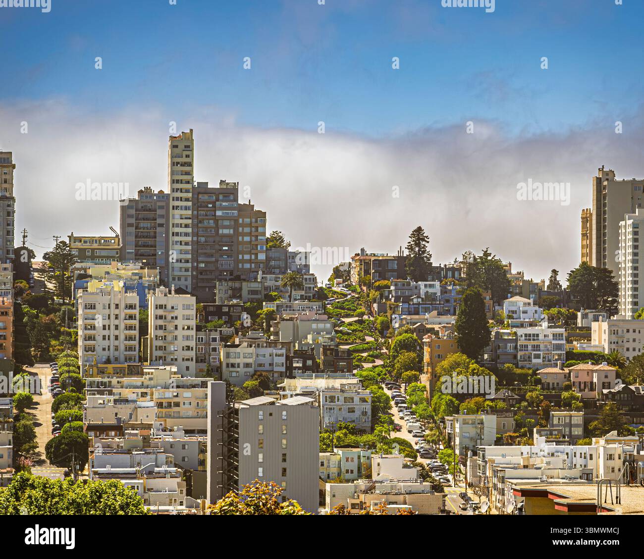 Die Gebäude rund um die Lombard Street mit dem Nebel auf dem Weg. San Francisco, California, Vereinigte Staaten von Amerika. Stockfoto