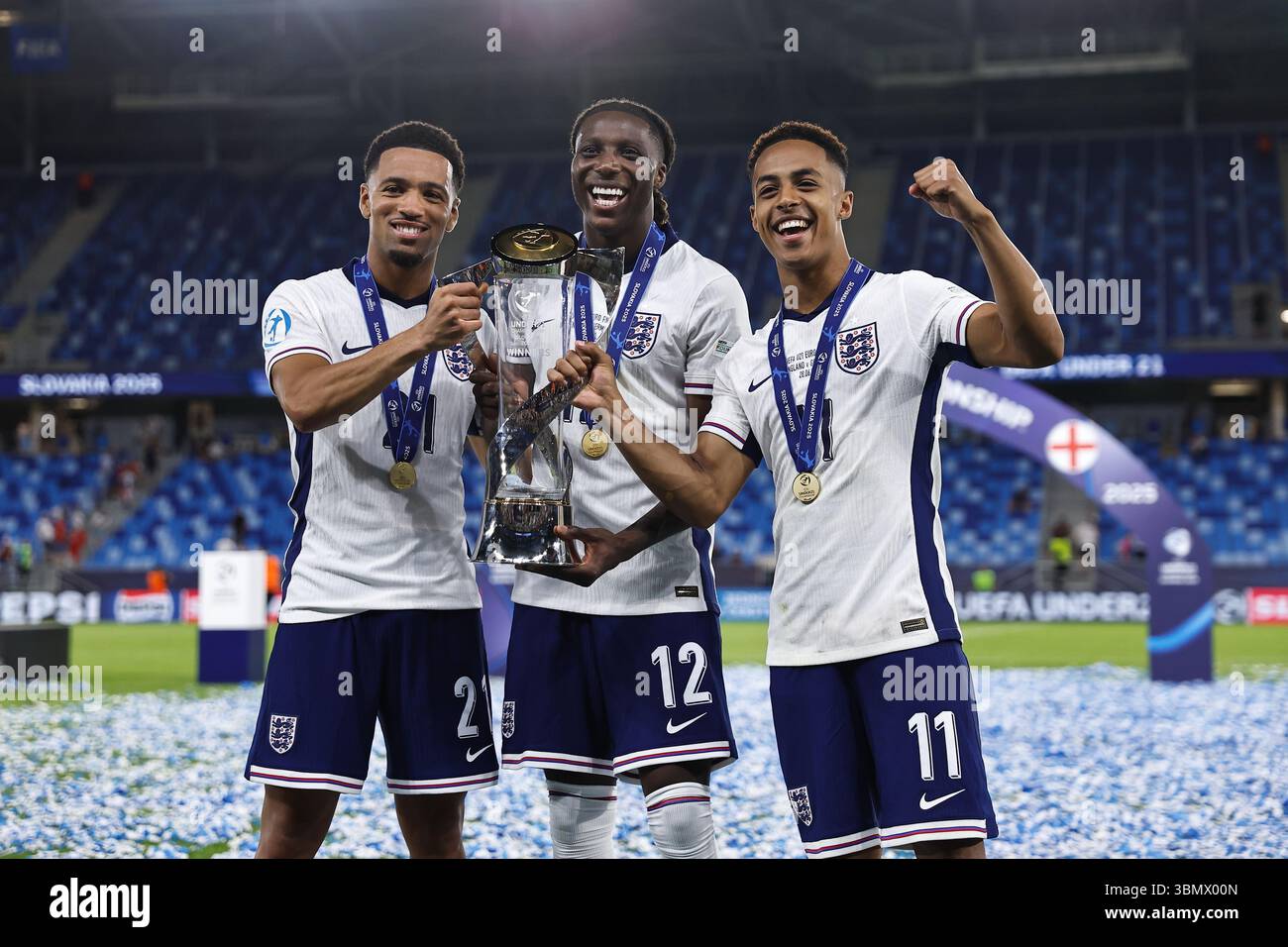 Bratislava, Slowakei. Juni 2025. (L-R) Ethan Nwaneri, Brooke Norton-Cuffy, Omari Hutchinson (eng) Fußball/Fußball: Nwaneri, Norton-Cuffy und Hutchinson feiern nach dem Gewinn der UEFA-U21-Europameisterschaft 2025 Slowakei im Finale zwischen U21 England 3-2 U21 Deutschland im Nationalfußballstadion in Bratislava, Slowakei. Quelle: Mutsu Kawamori/AFLO/Alamy Live News Stockfoto
